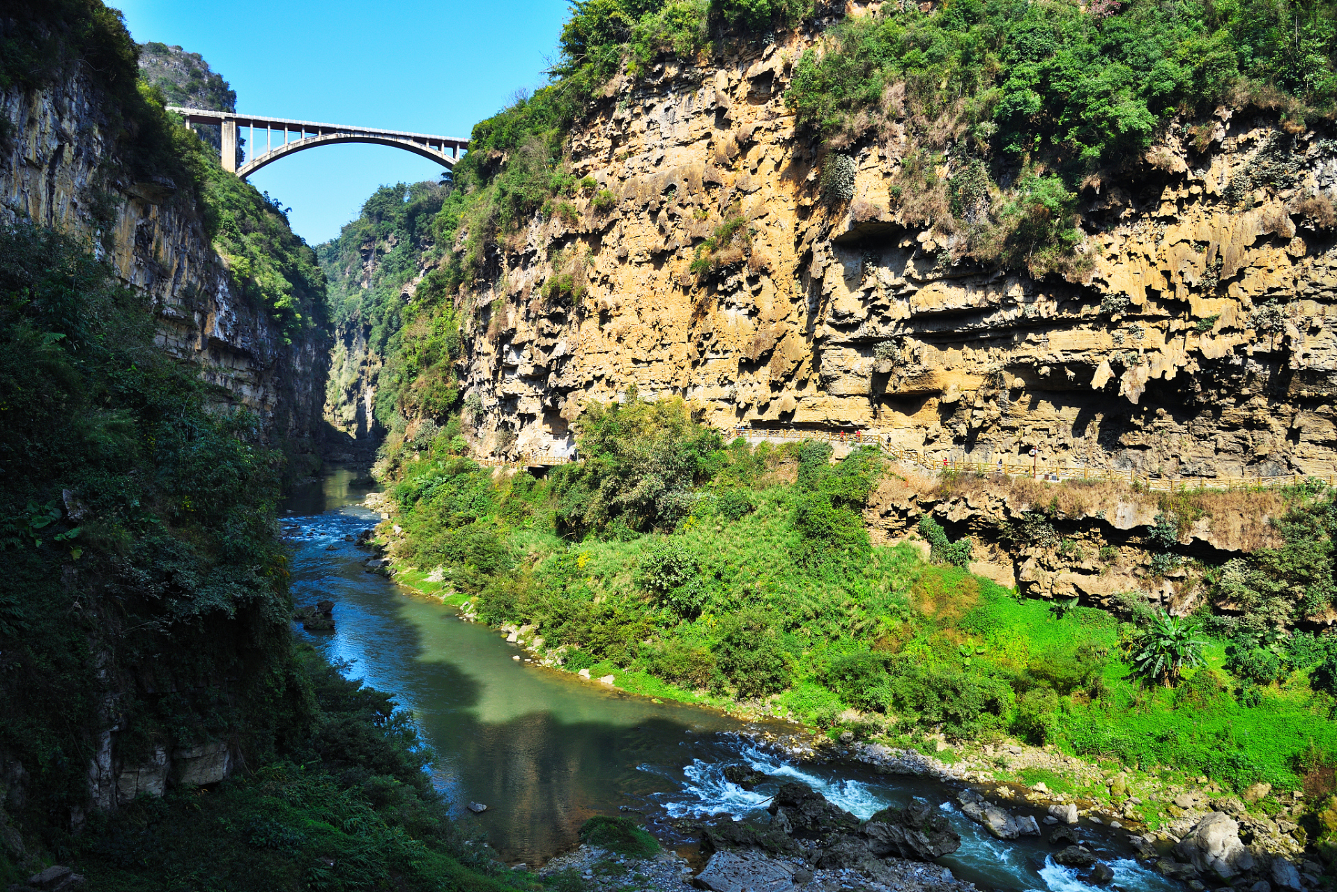 马岭河峡谷是国家级风景名胜区.