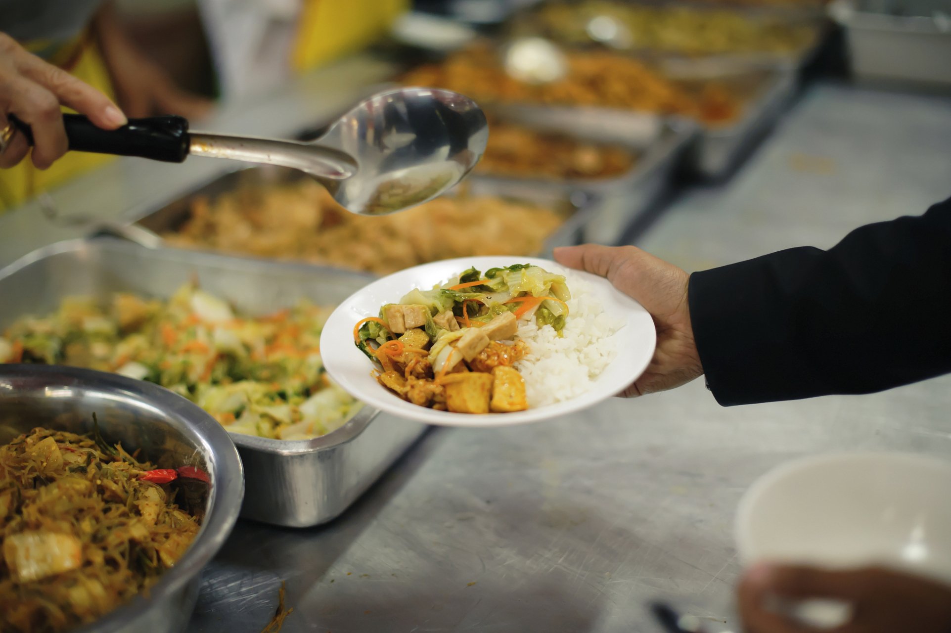 那天我去食堂打饭,路上碰见3个同事迎面走来,碰面的时候,其中一个同事