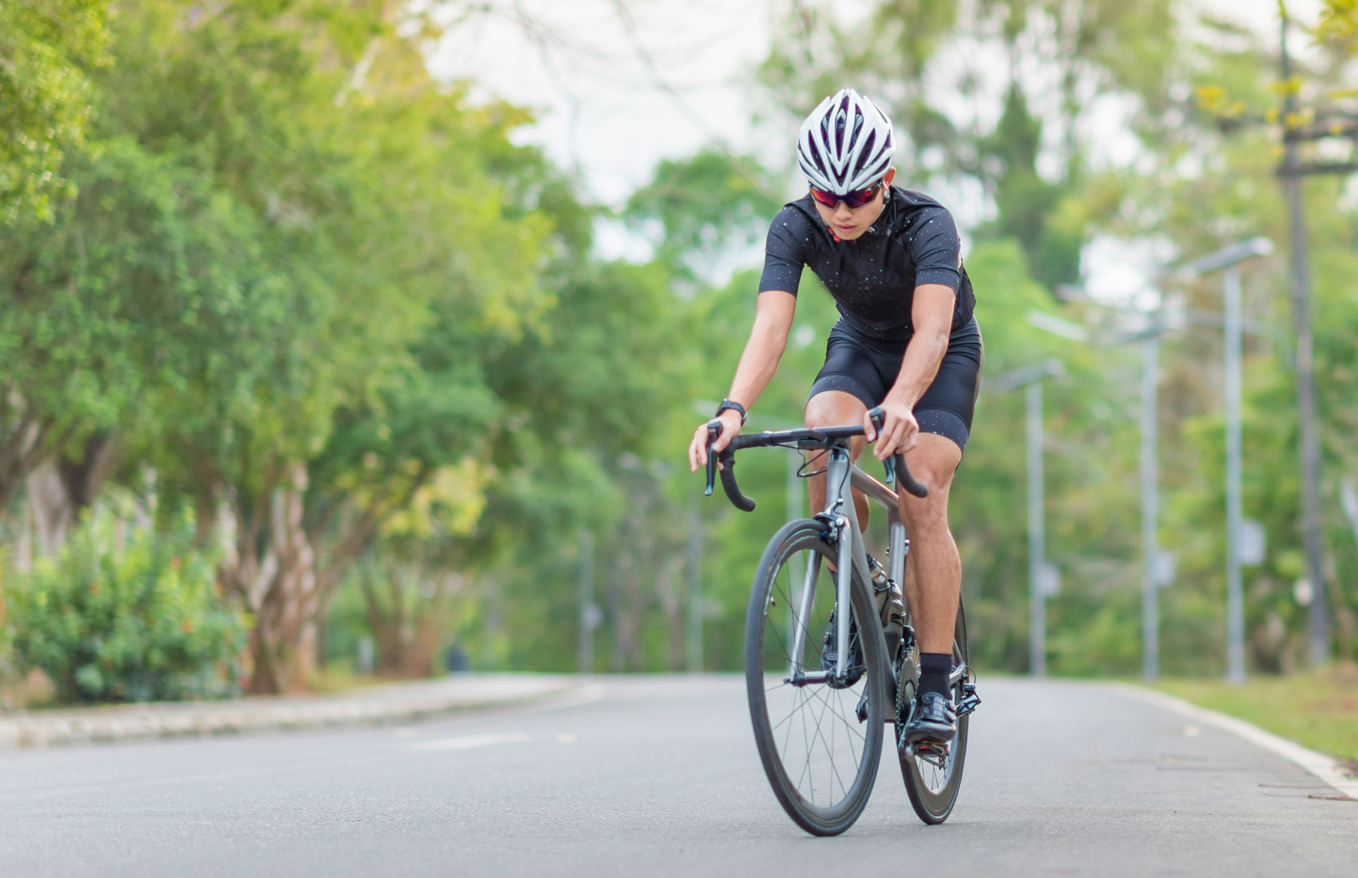 本文深入探讨骑自行车的益处,并提供全面的骑行指南,希望读者能够选择