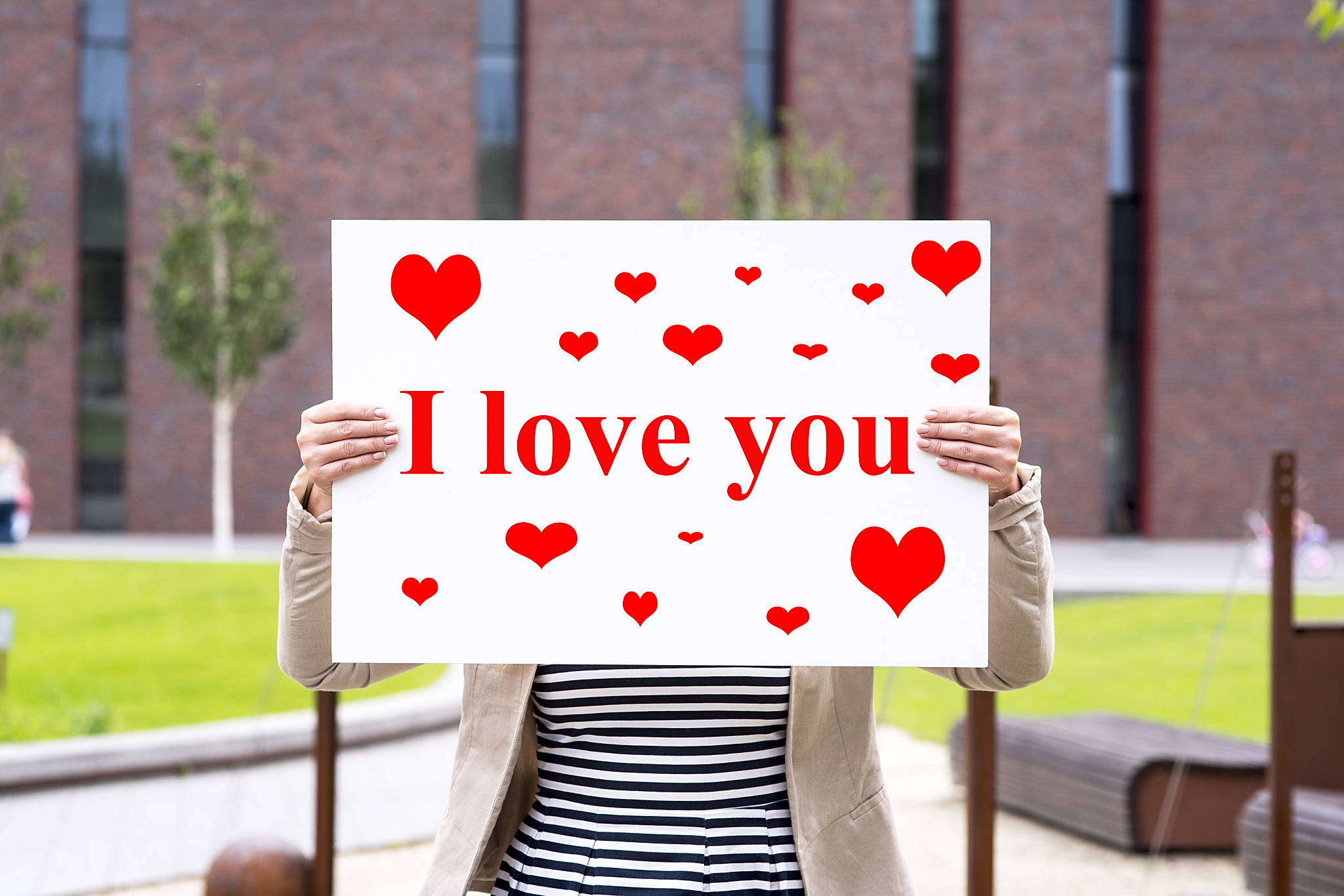 表白是一项需要勇气和智慧的行动,应选择合适的时机和方式,尊重对方的