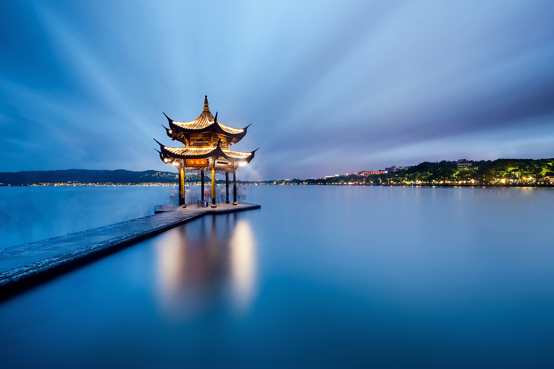 作为杭州的地标性景点,西湖以其美丽迷人的湖泊,精心设计的园林和丰富