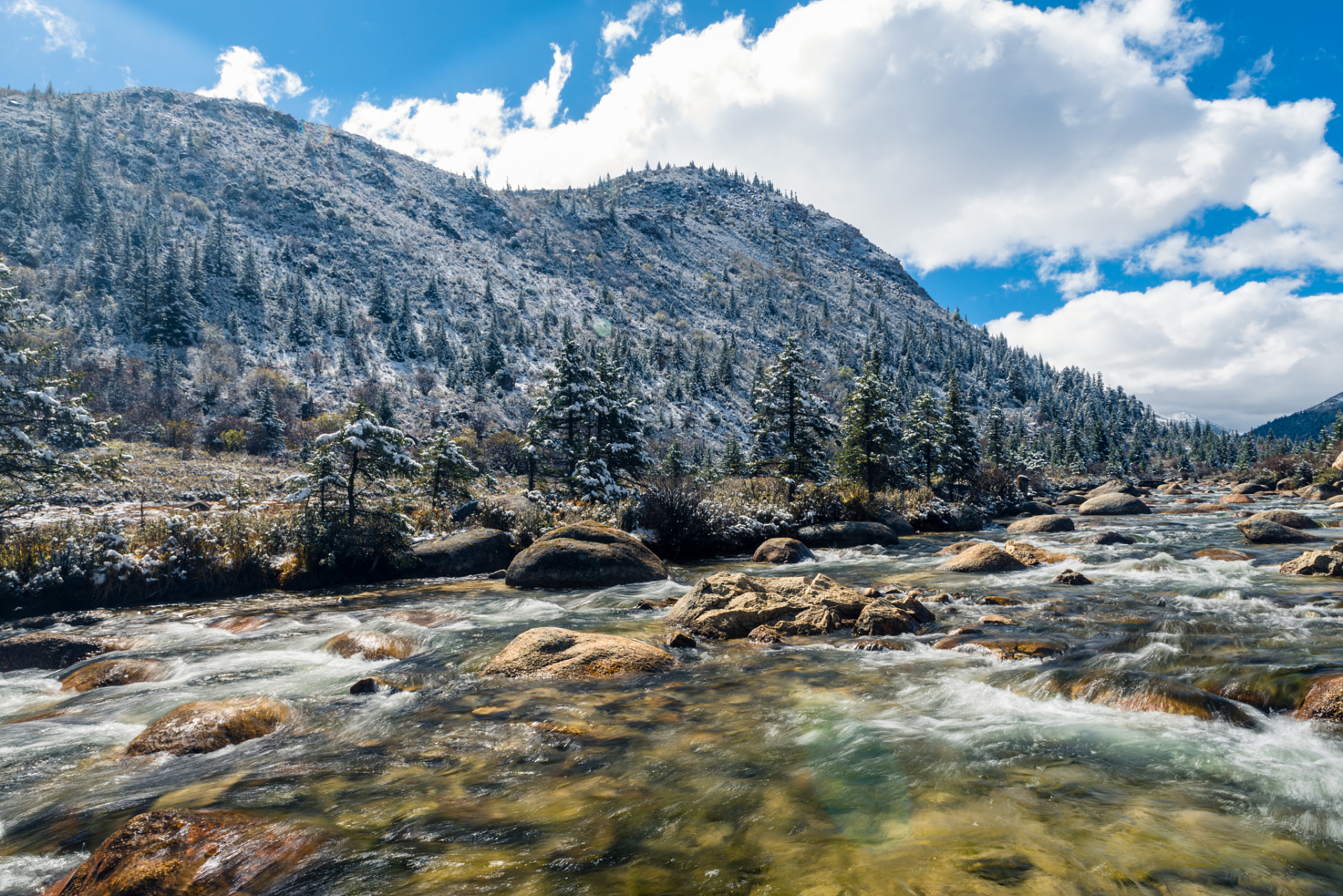 七藏沟,位于四川省西北,川主寺镇北部,并与黄龙机场毗邻.