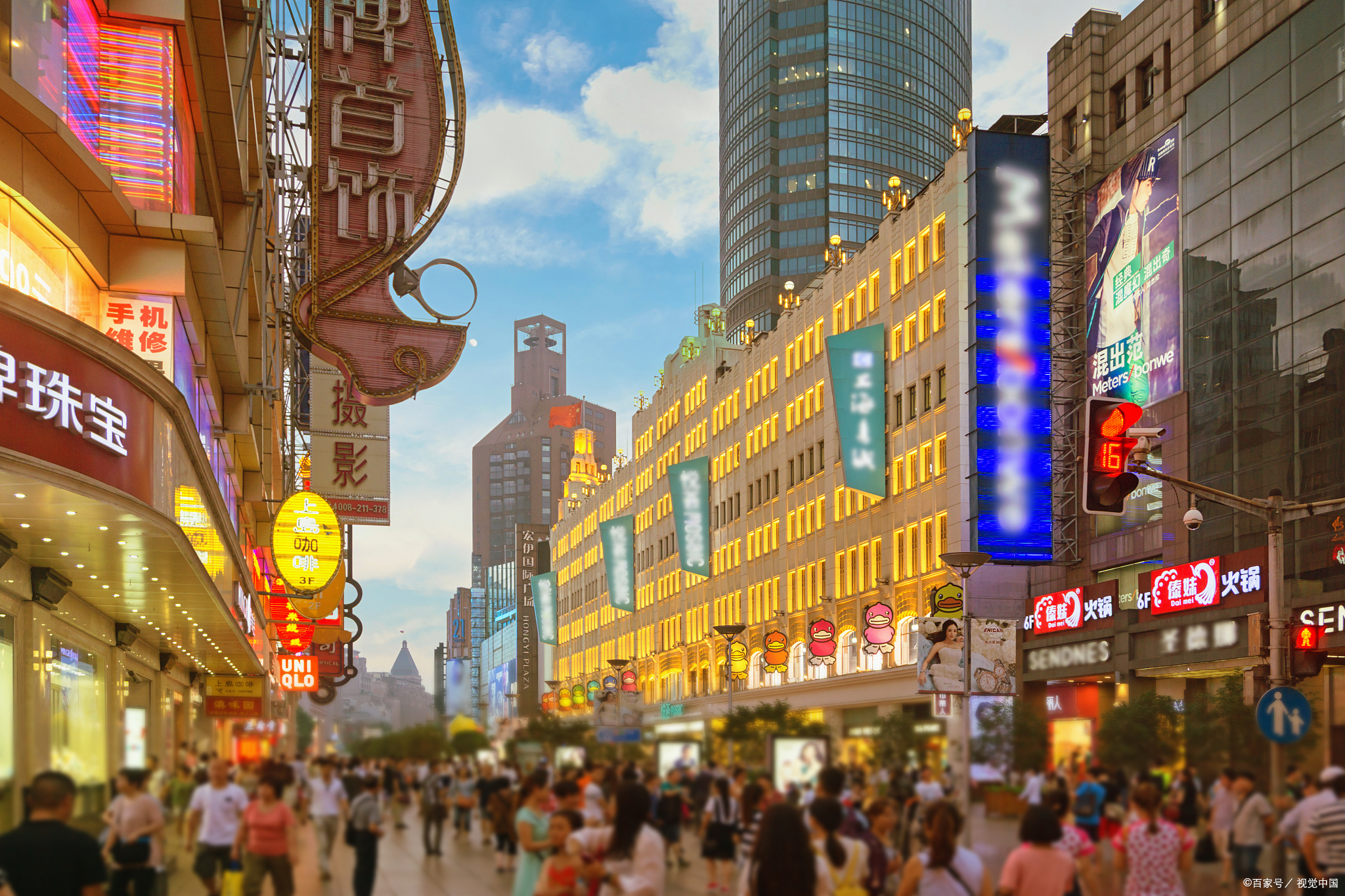 南京路步行街的魅力不仅仅在于其繁华的商业氛围和独特的建筑风格,更