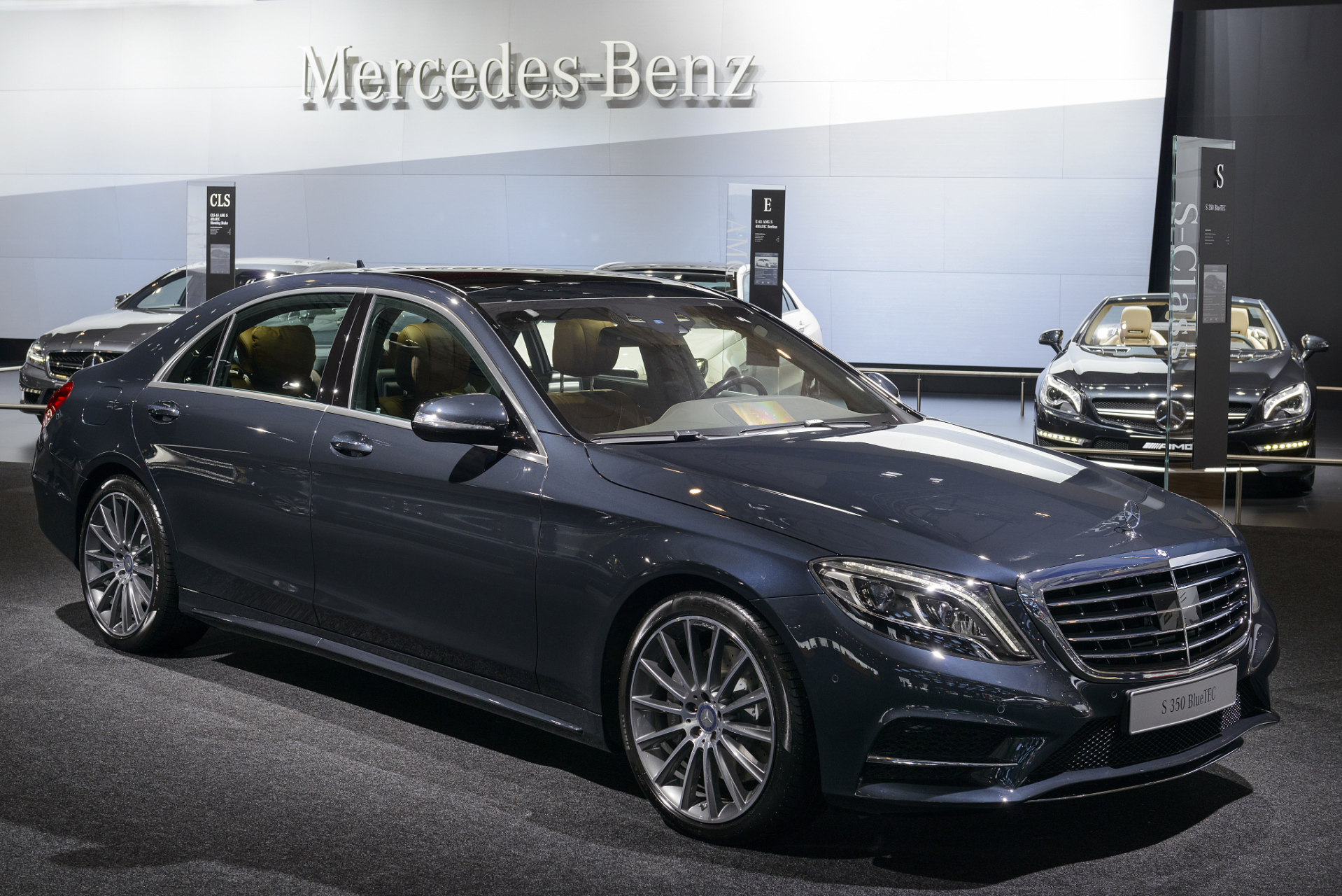 2023款奔驰s480是一款豪华轿车,是奔驰s级系列的一部分.