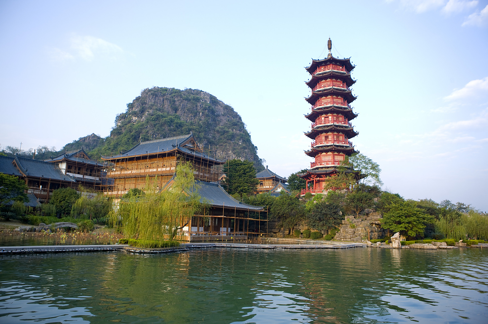 桂林八景包括了桂林古八景:訾洲烟雨,桂岭晴岚,东渡春澜,西峰夕照