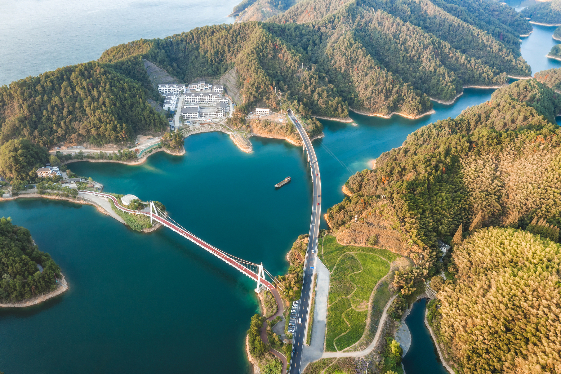这里可以进行多种活动,如划船,游泳,野餐,露金海湖被誉为北京的"小