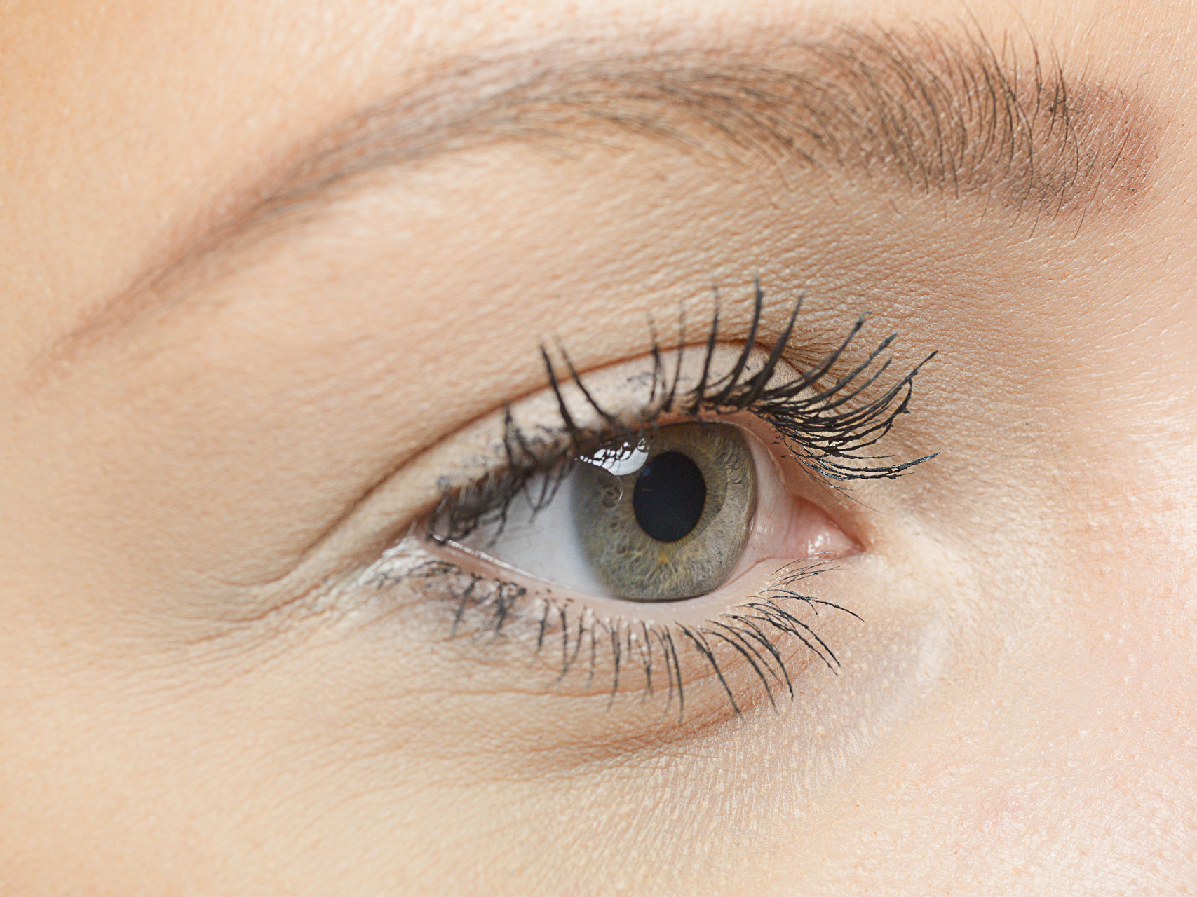 睫毛膏涂抹的时候要从根部开始,向上方的睫毛根部停顿