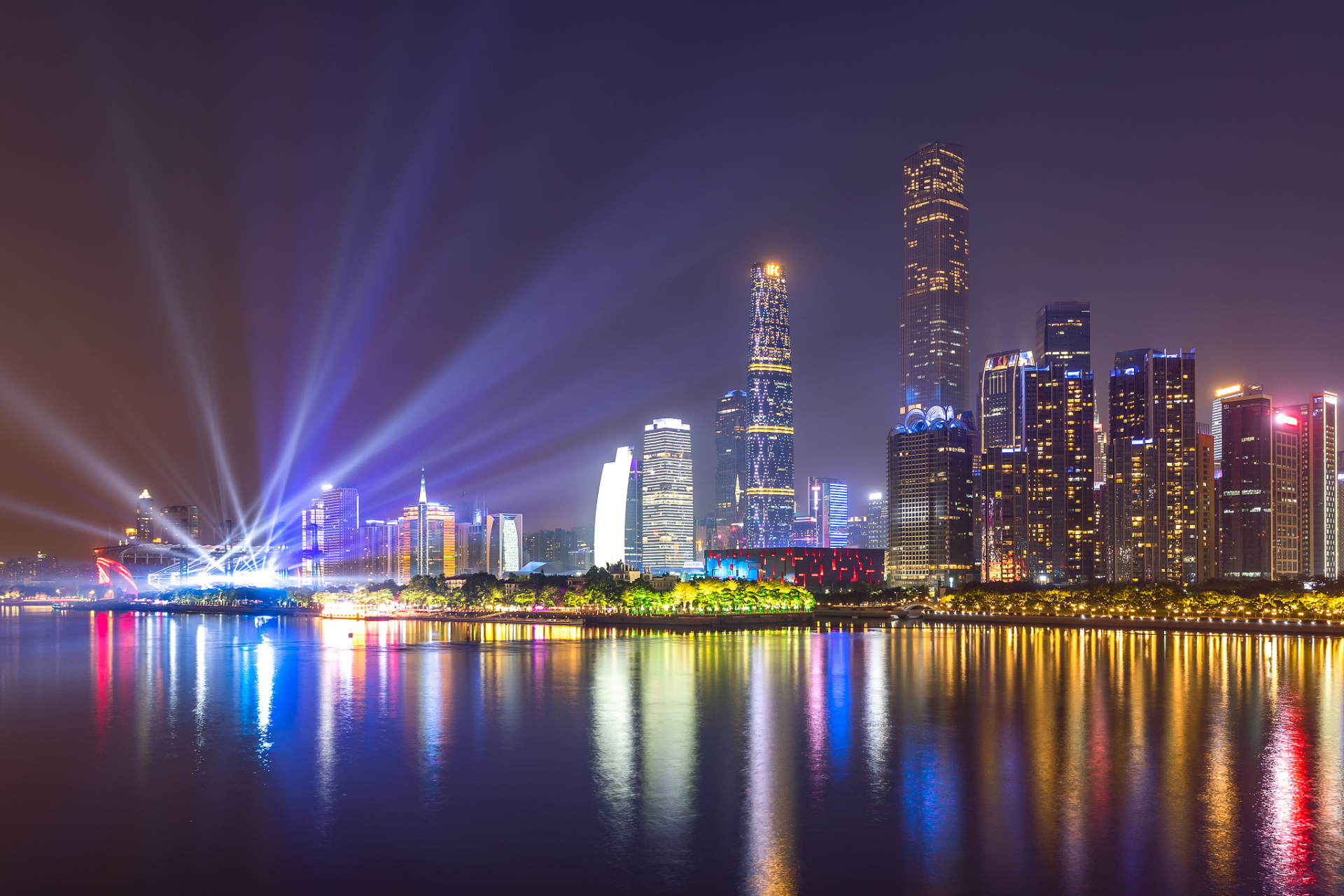 广州珠江夜游,灯光璀璨的都市夜景  在中国南方的广东省,有一座充满