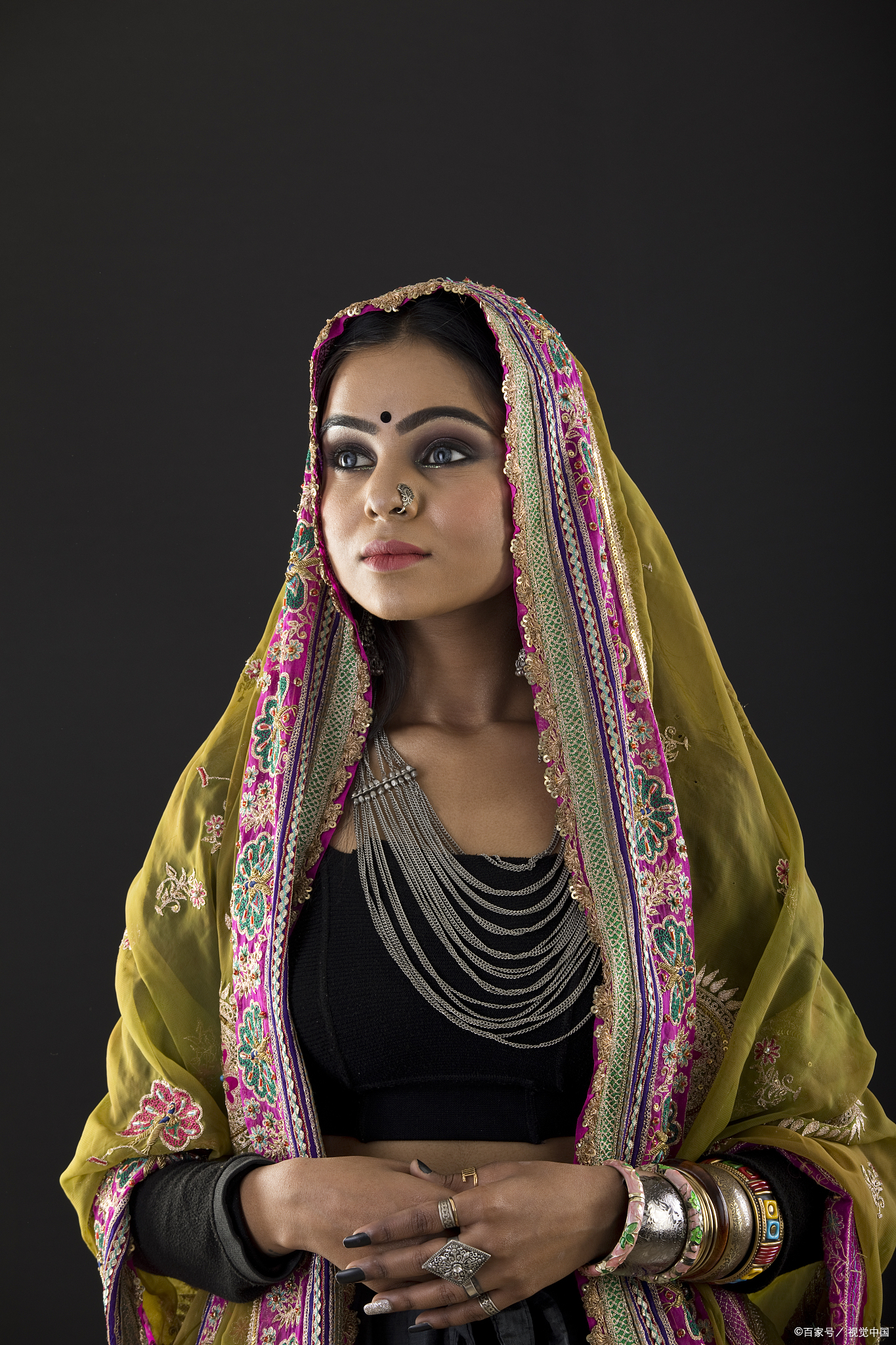 我很好奇,印度女性地位很低,为什么不努力出国呢?  比如来中国.