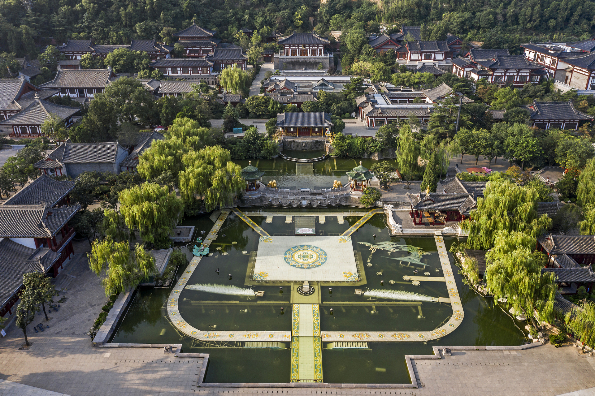 华清池简介 #华清池# ,位于中国陕西省西安市临潼区,是一处集自然风光