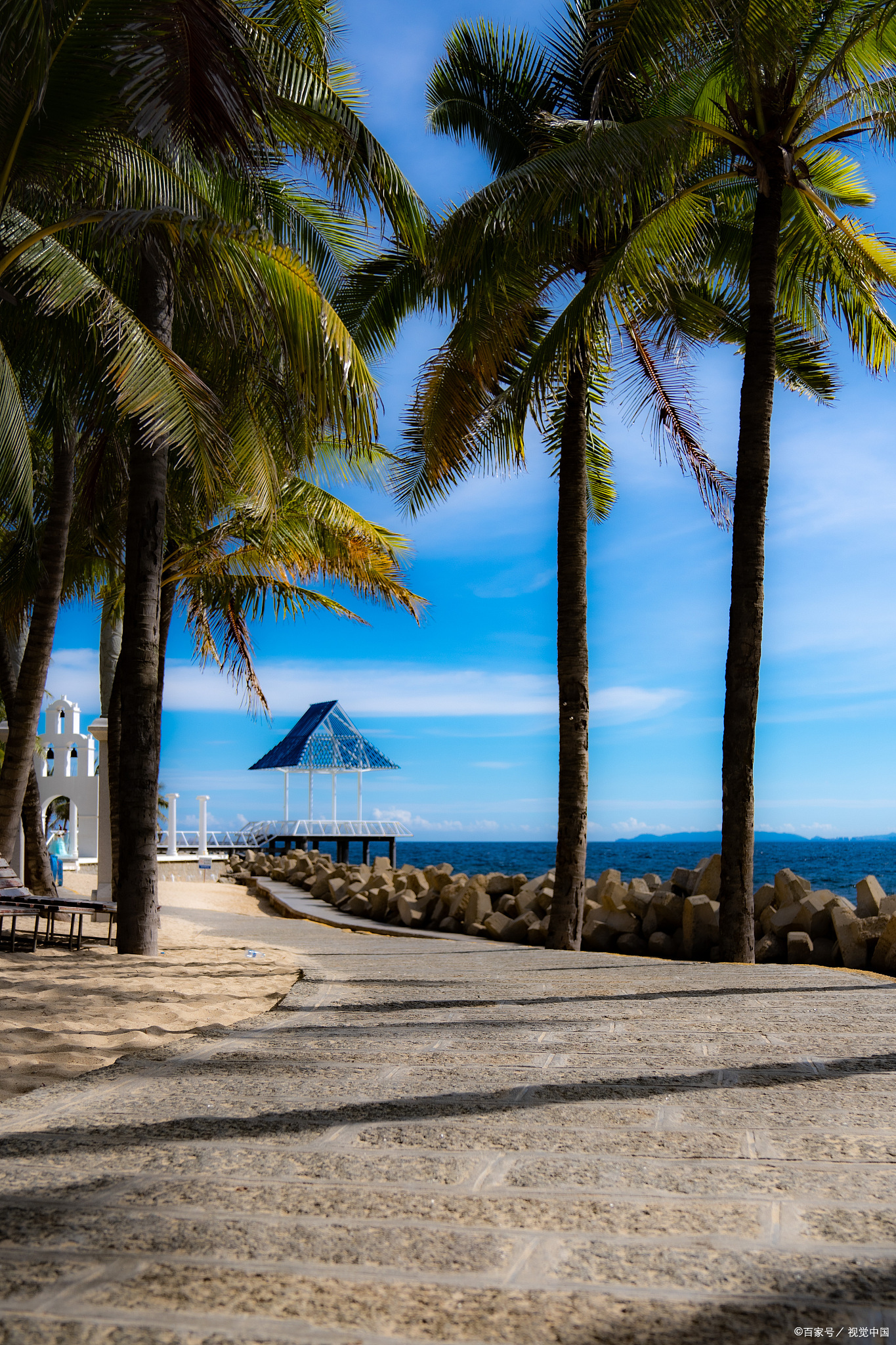 在这里,椰风海韵,海岛风情,一切美好尽收眼底.