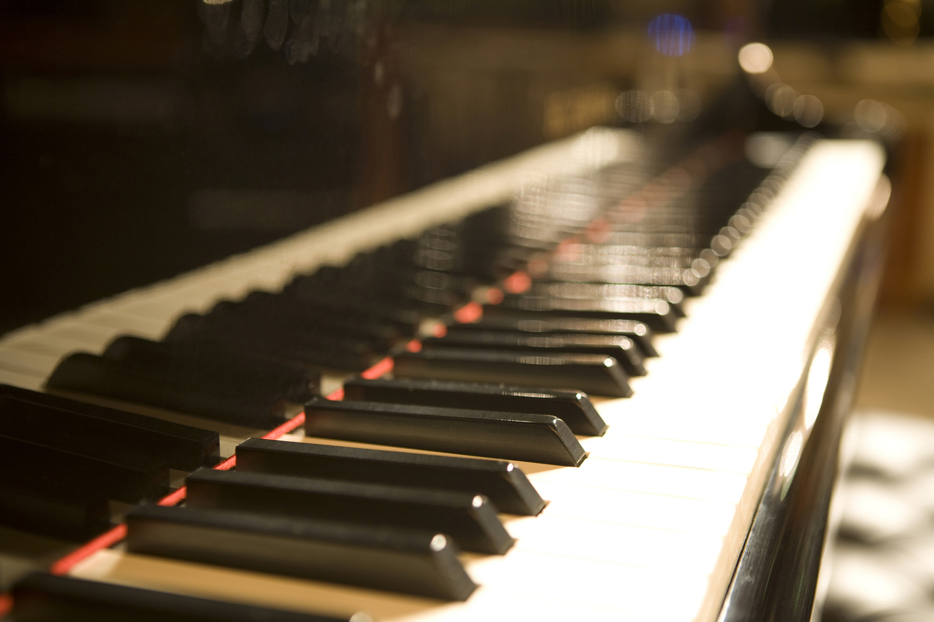 如果你的手比较小,练习八度双音可能会有一些挑战.