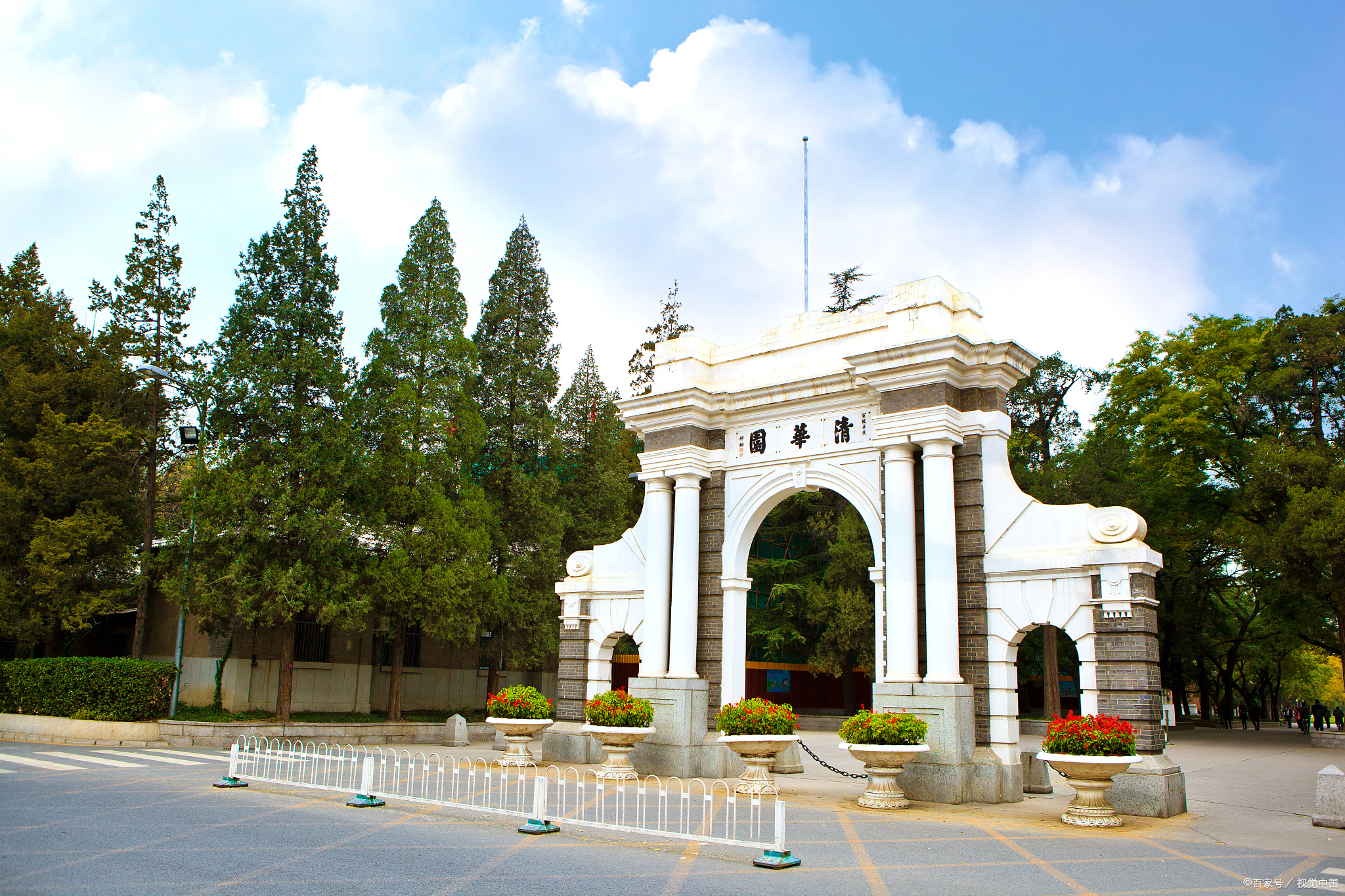 清华大学,位于北京市海淀区,是教育部直属的全国重点大学,位列国乙