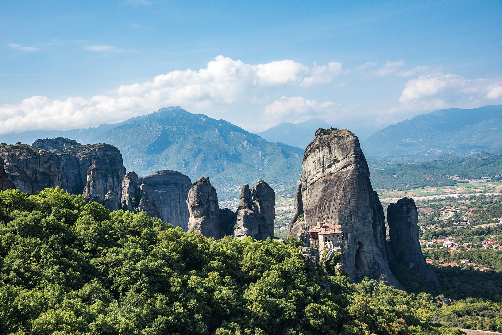 五指峰位于井冈山市茨坪西南面六公里处,五指峰是井冈山主峰,因山峰