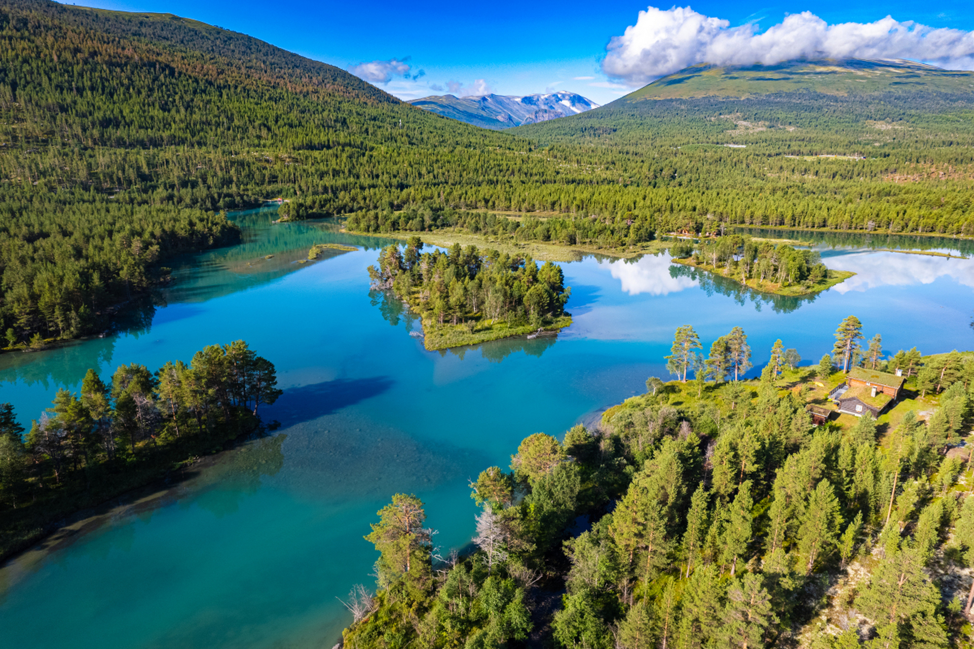 腾格里沙漠中的湖泊是神秘美丽的存在,吸引无数探险者和摄影师.