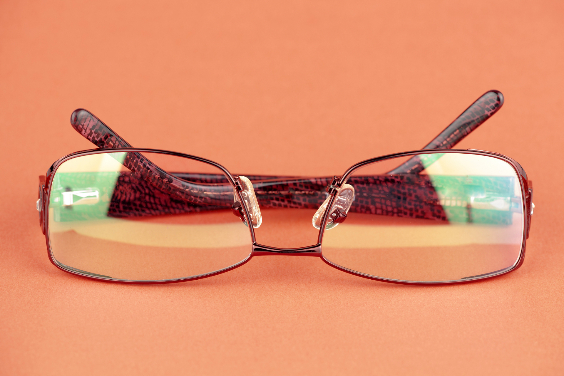 变色近视眼镜:方便的选择和需要慎重考虑的利弊  随着现代生活方式的