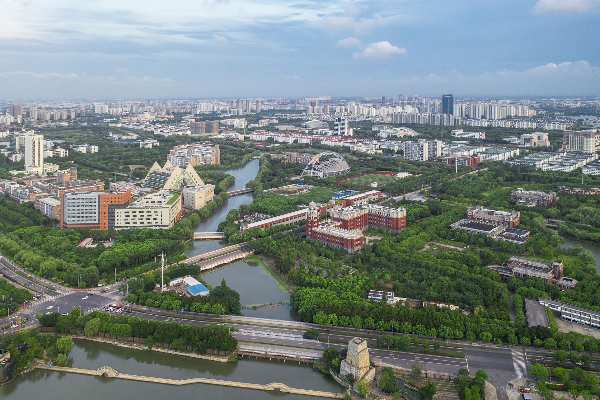石湖新路)  推进沪苏湖铁路建设,满足石湖荡镇规划实施需求,综合考虑