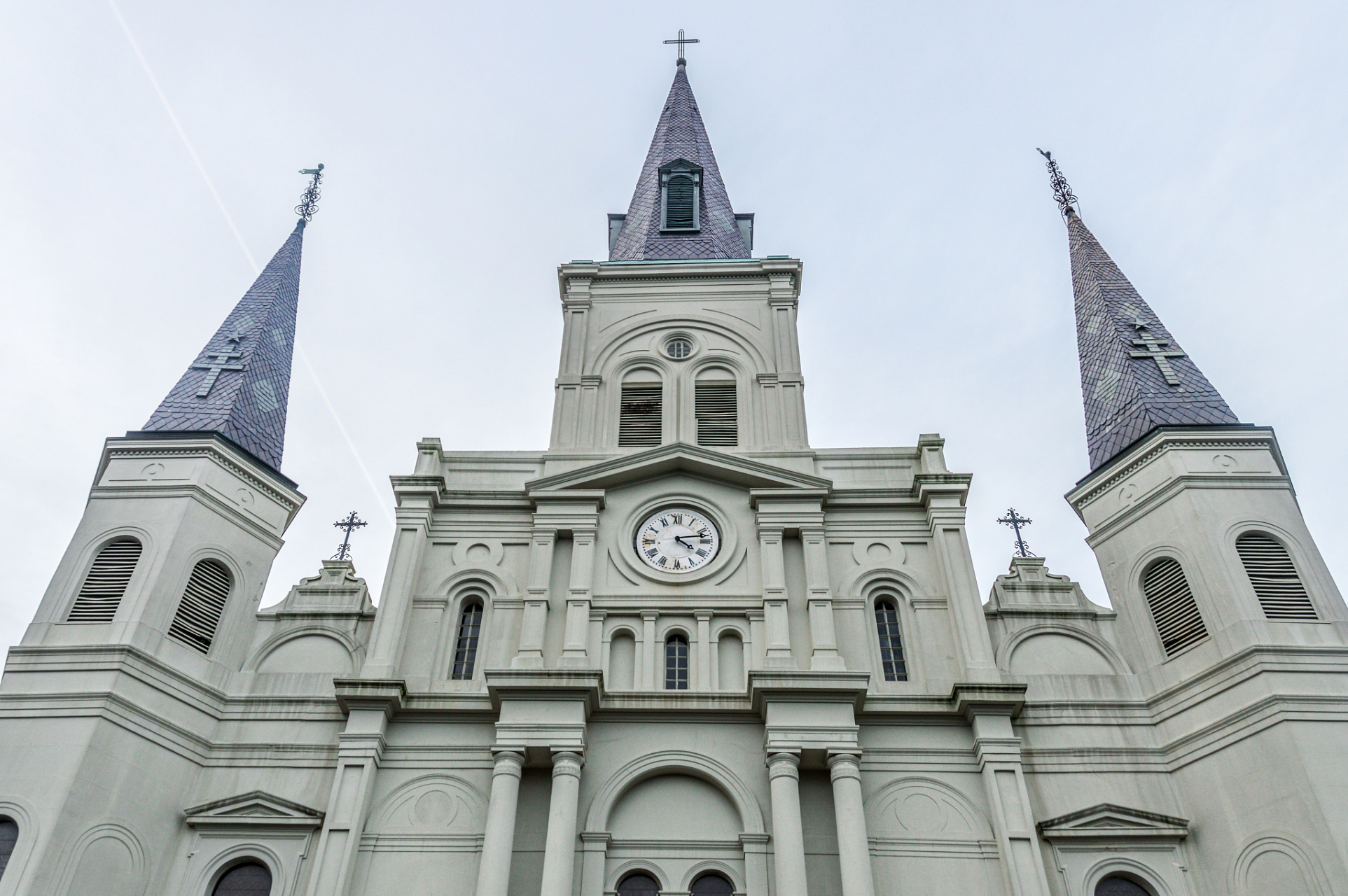 杭州市天主教堂是一座历史悠久的宗教建筑,最早建于明代,后来多次重建