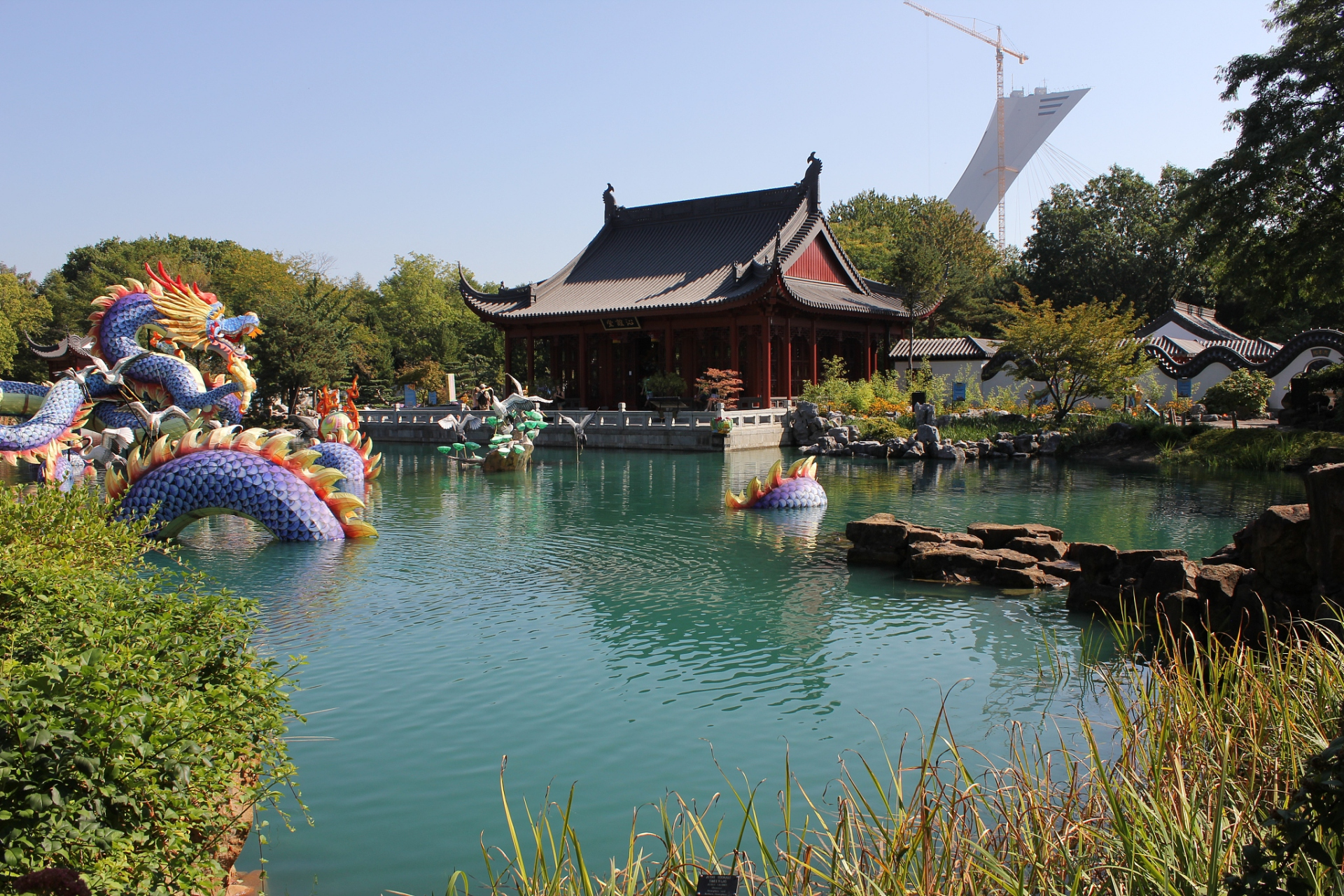 逍遥津公园以其悠久的历史,丰富的文化内涵和独特的风光而闻名.