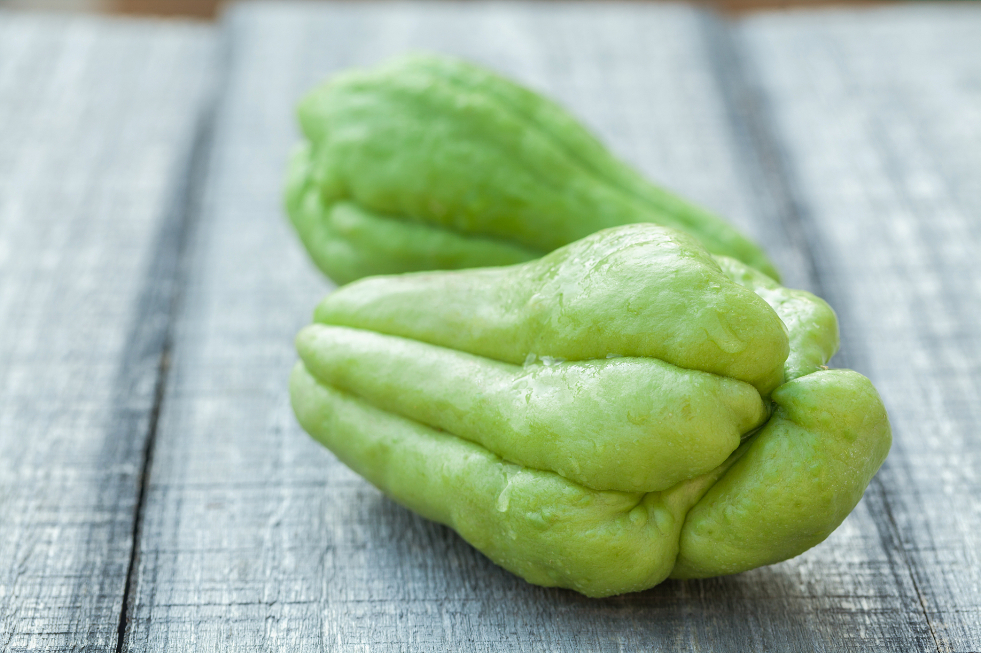 种植佛手瓜需要仔细的计划和管理,包括种子选择,土壤准备,适时的