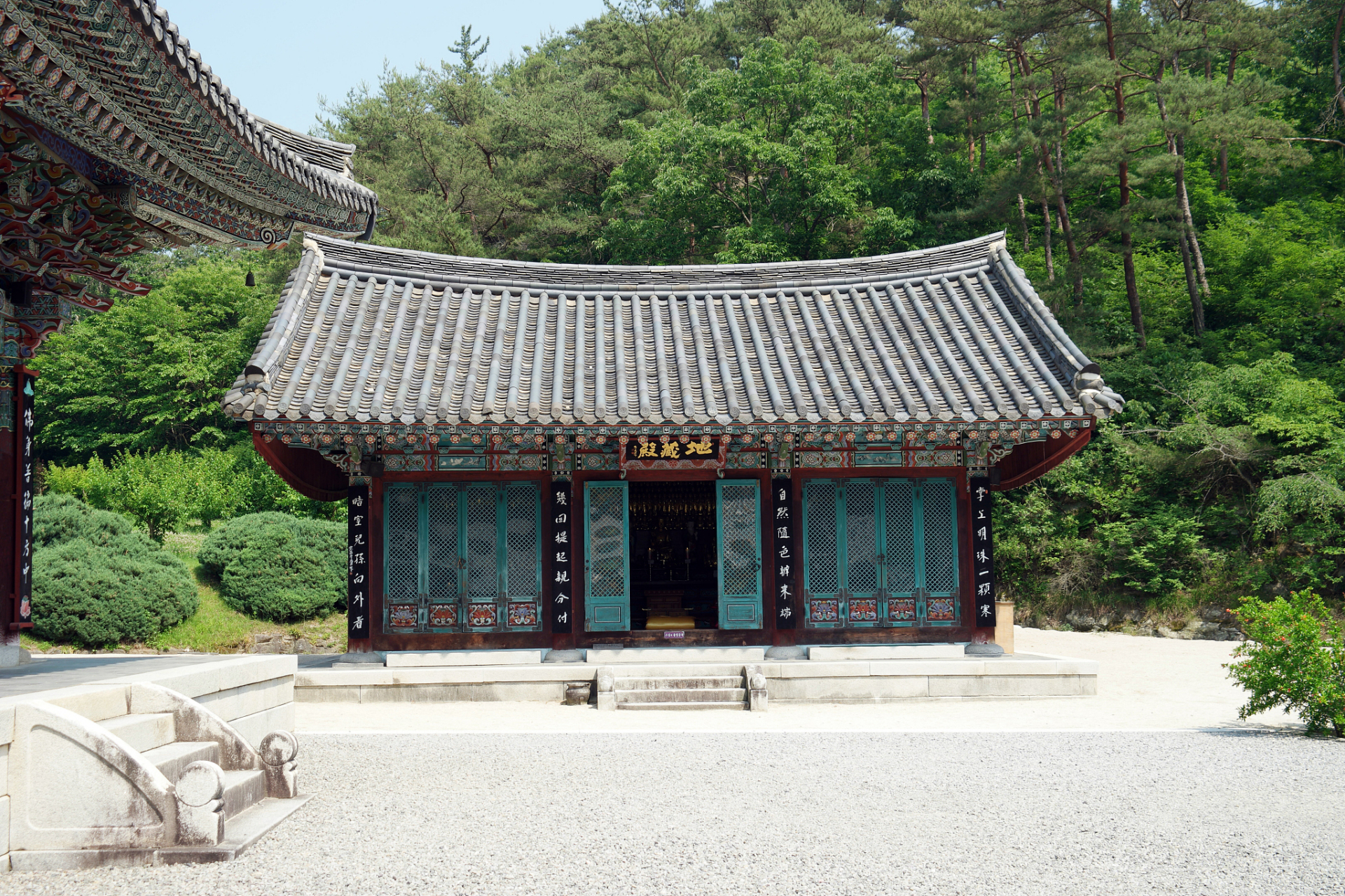 知恩院是位于日本京都的一座历史悠久的寺庙,是净土宗的总本山.