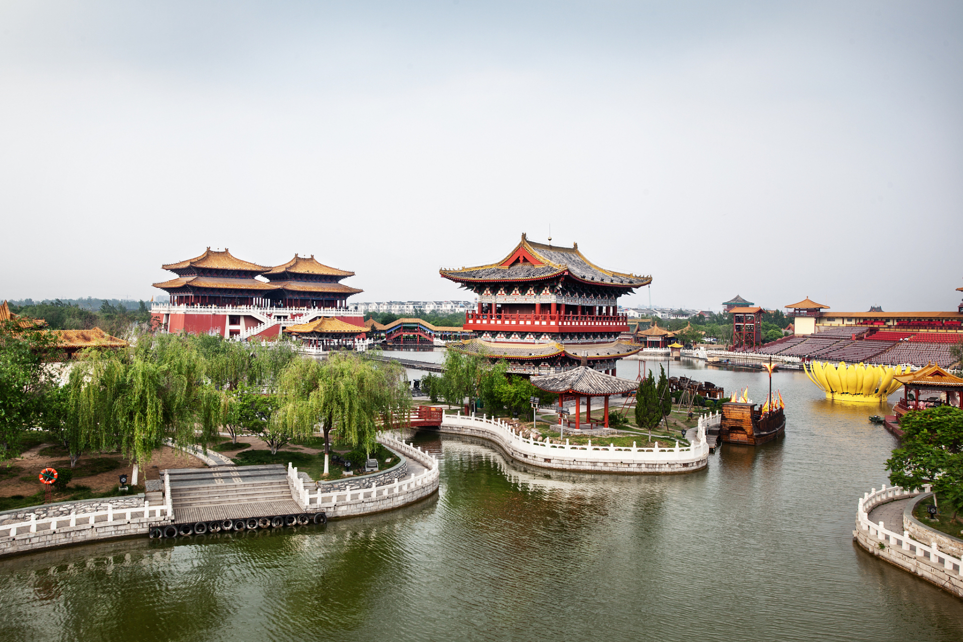 首先,你得知道清明上河园是个
