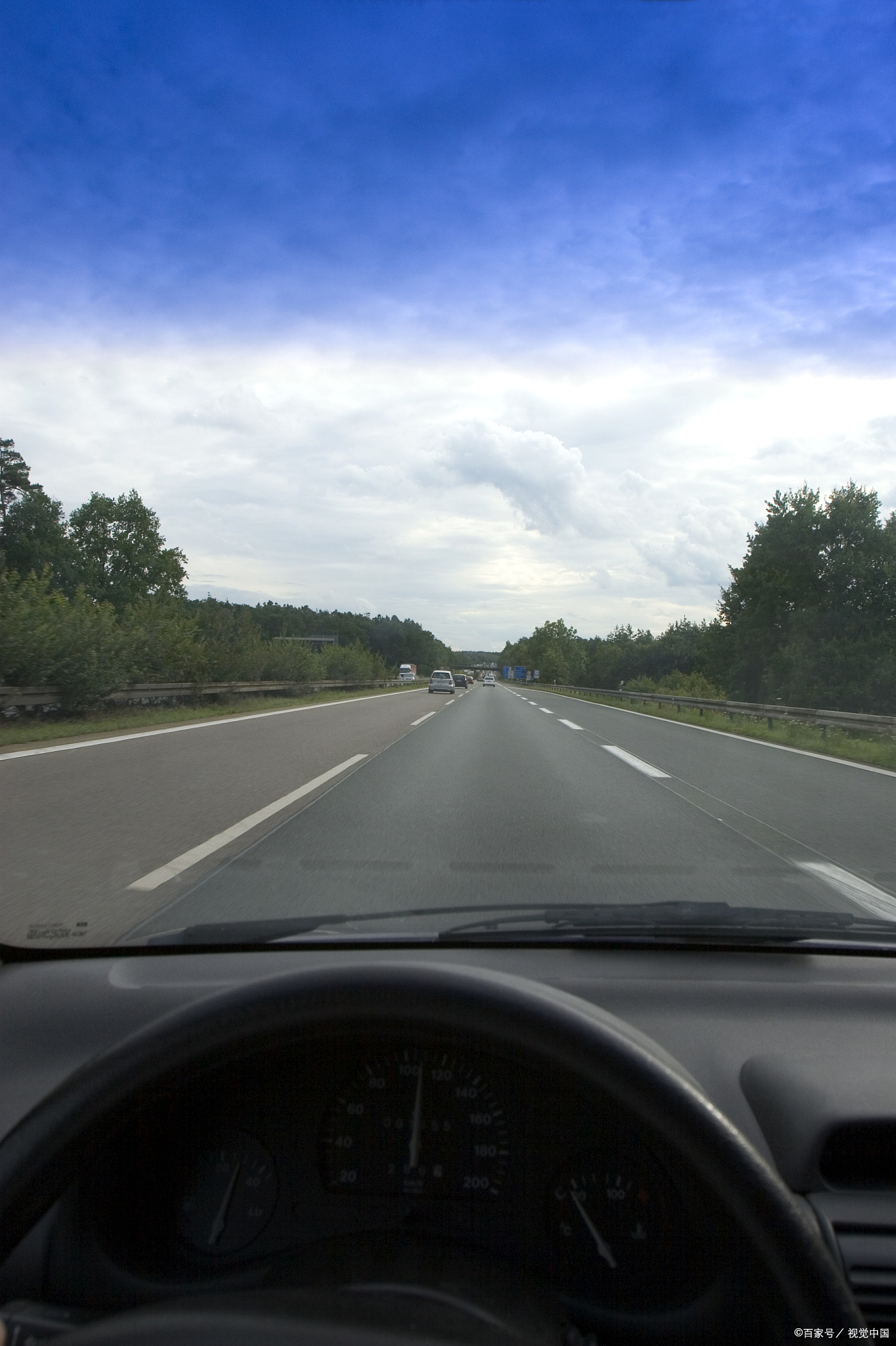 而在70时速高速公路上开车图片 主驾驶路途开车图片开车在路上的图片