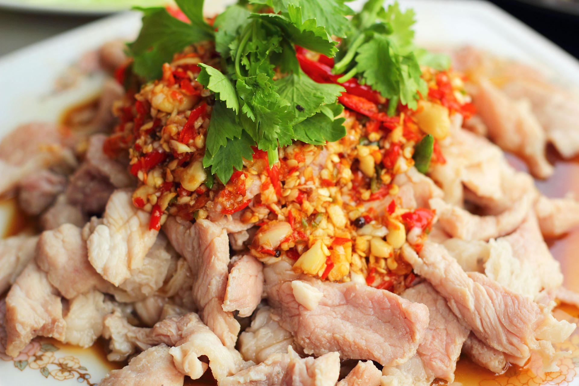 爽滑羊肉的制作方法 1,羊肉大葱备用,羊肉切成薄片.