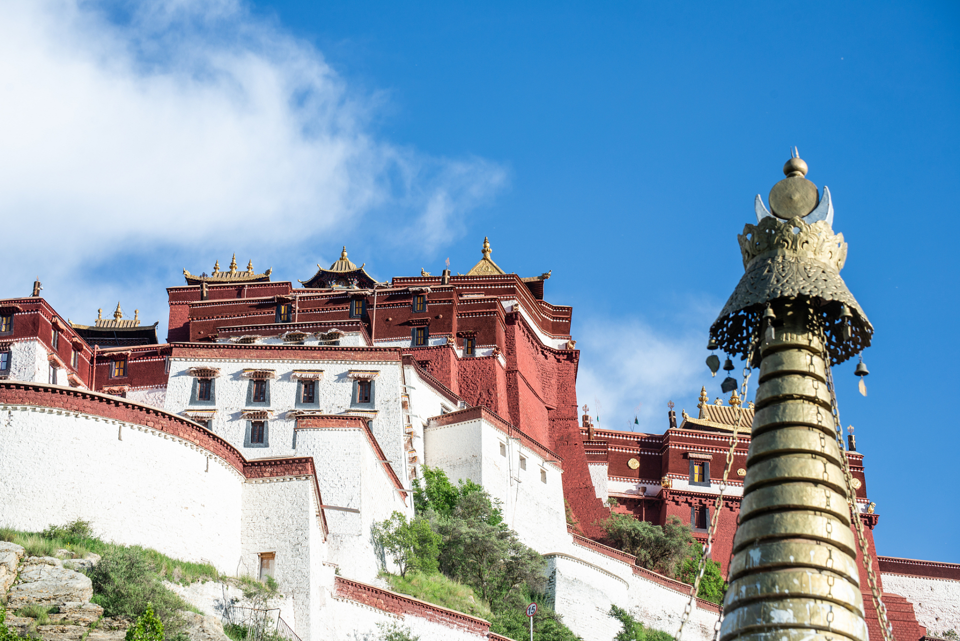 大昭寺,位于拉萨,不仅是藏传佛教的圣地,也是一处融合了宗教与艺术的