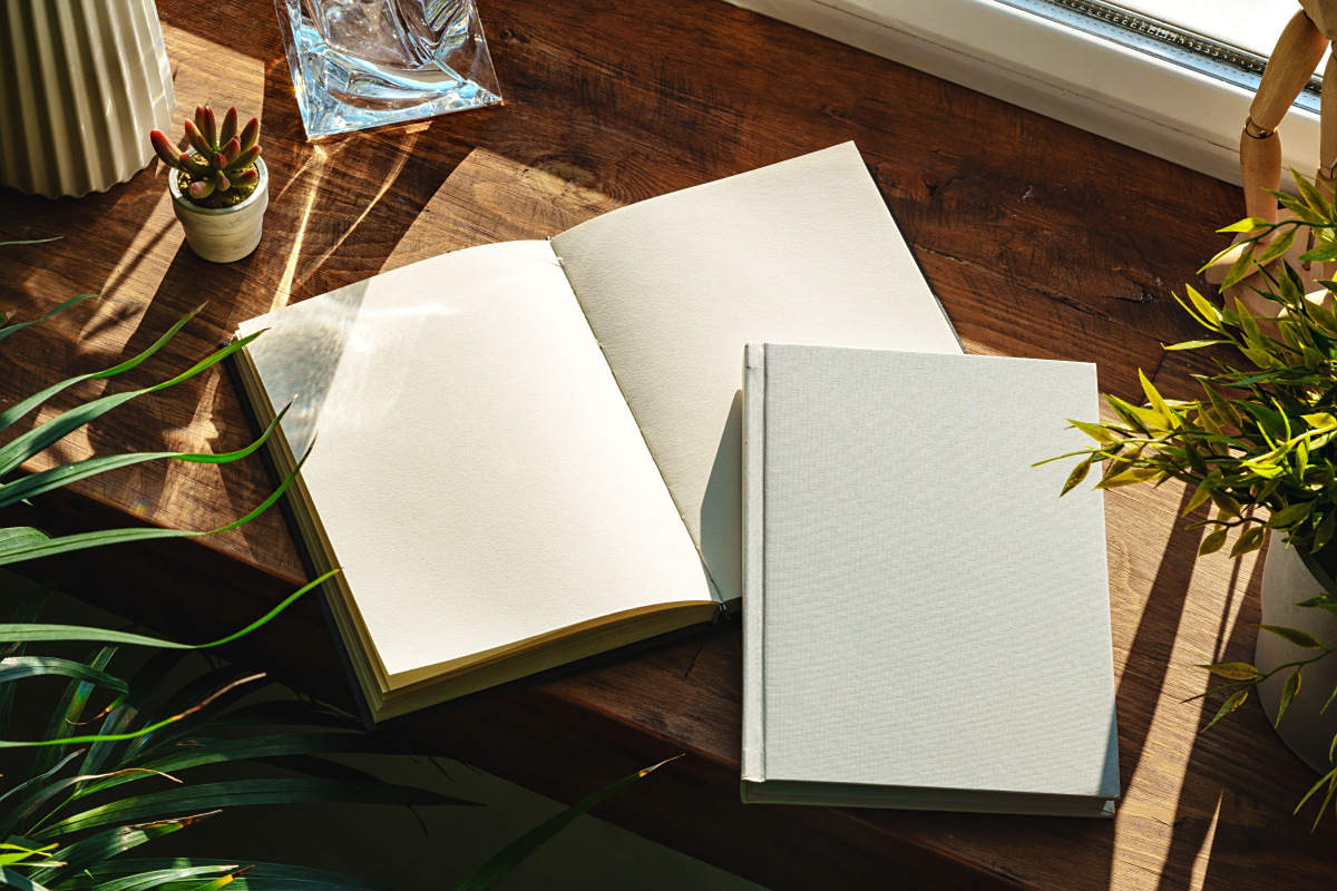 拍摄书籍照片需考虑光线,背景,摆放,角度,道具,构图和后期处理.