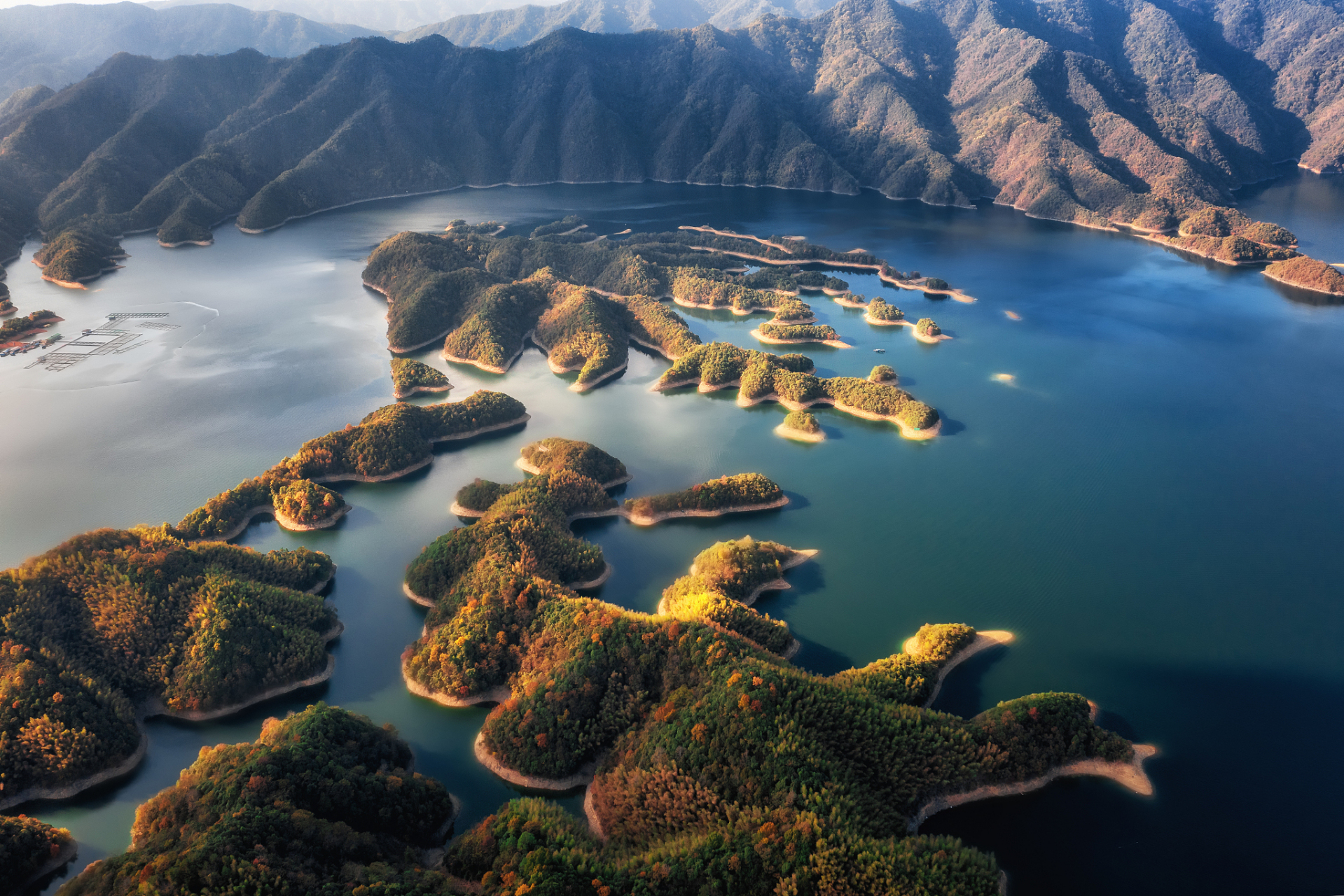 安徽最美10大湖泊: 1,巢湖:巢湖位于安徽省中部,是中国五大淡水湖之一