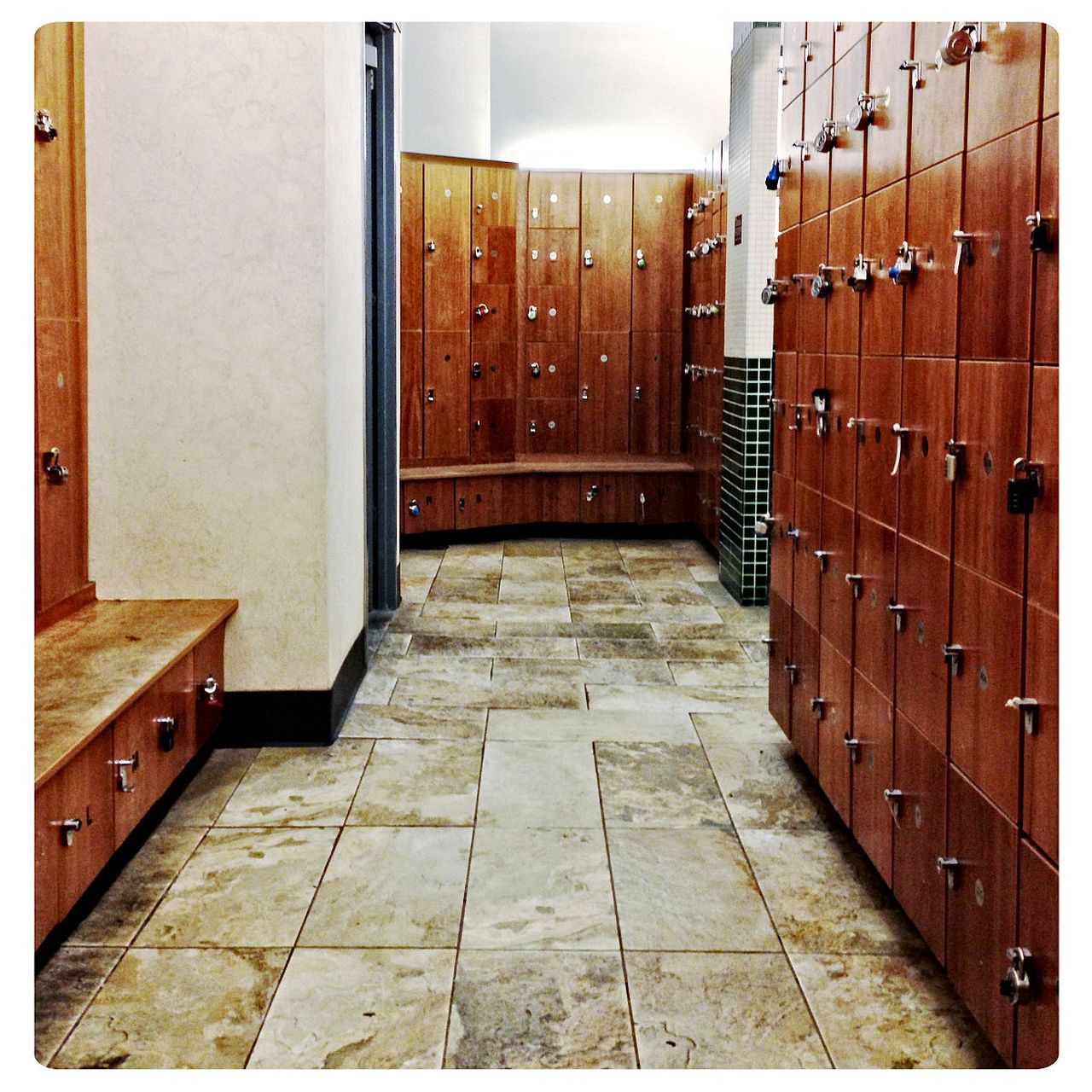 江苏无锡,女子带男童进女更衣室,女生提醒,异性儿童不能进,女子却说