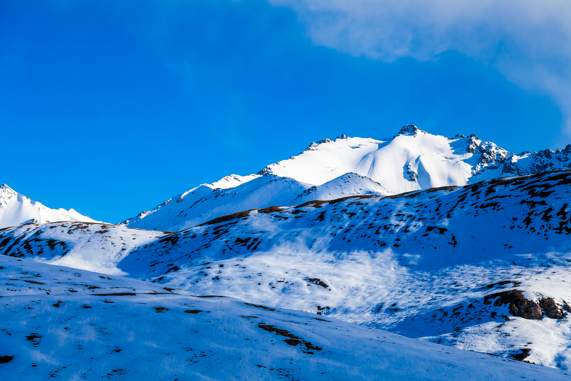 它的峰顶常年积雪,冰川总面积达81平方公里,与