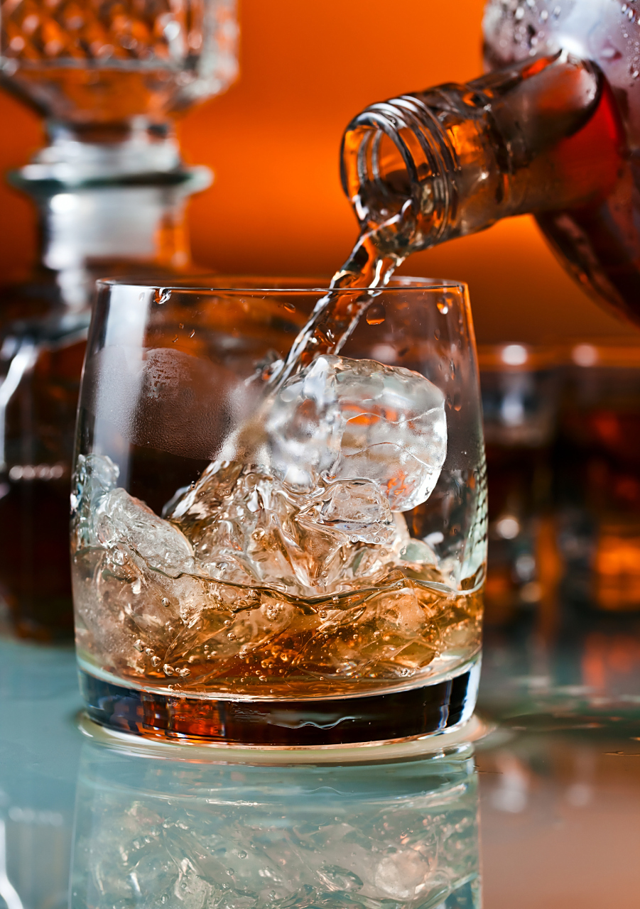 直接饮用白兰地作为烈酒,不添加任何其他液体,感受白兰地独特的香醇