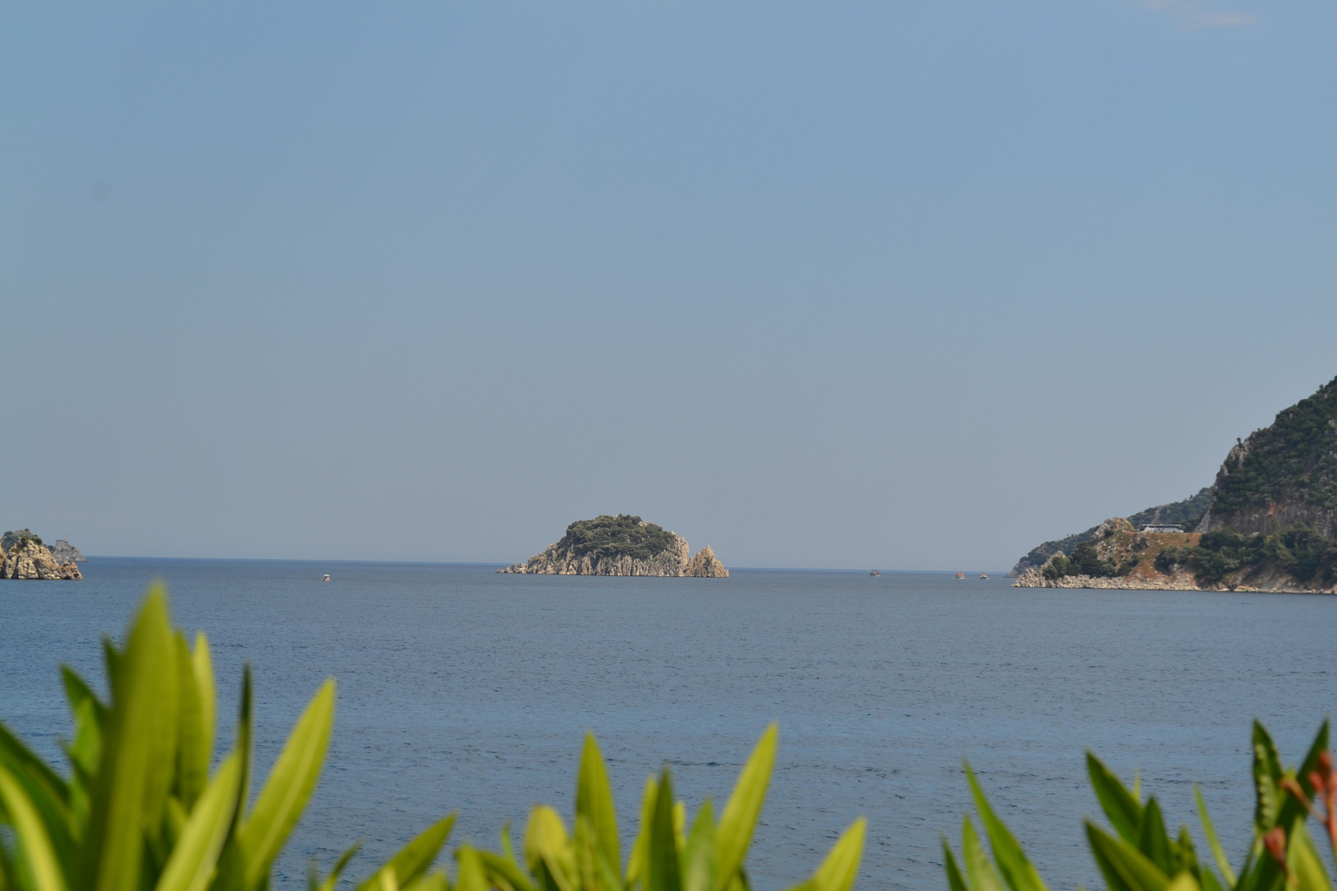 秦山岛,又名"琴山","神山",俗称"奶奶山",位于江苏省连云港市赣榆区