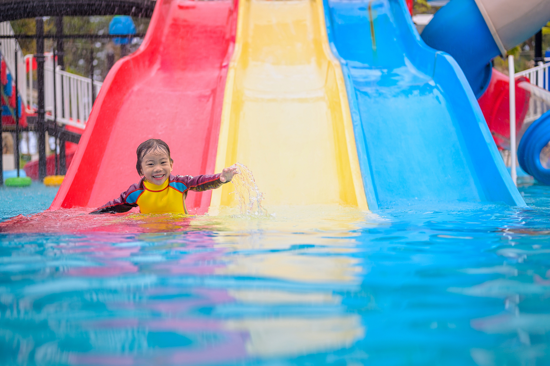 位于浙江省杭州市桐庐县新合乡新民村高枧的龙吟谷水上乐园,是一座