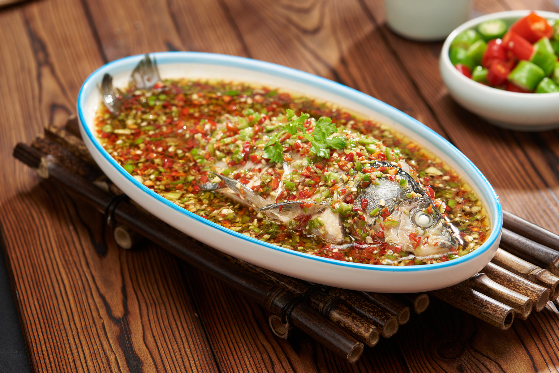 下面是泡椒鲫鱼的做法:  所需材料: 1. 鲫鱼2条 2. 泡椒适量 3.