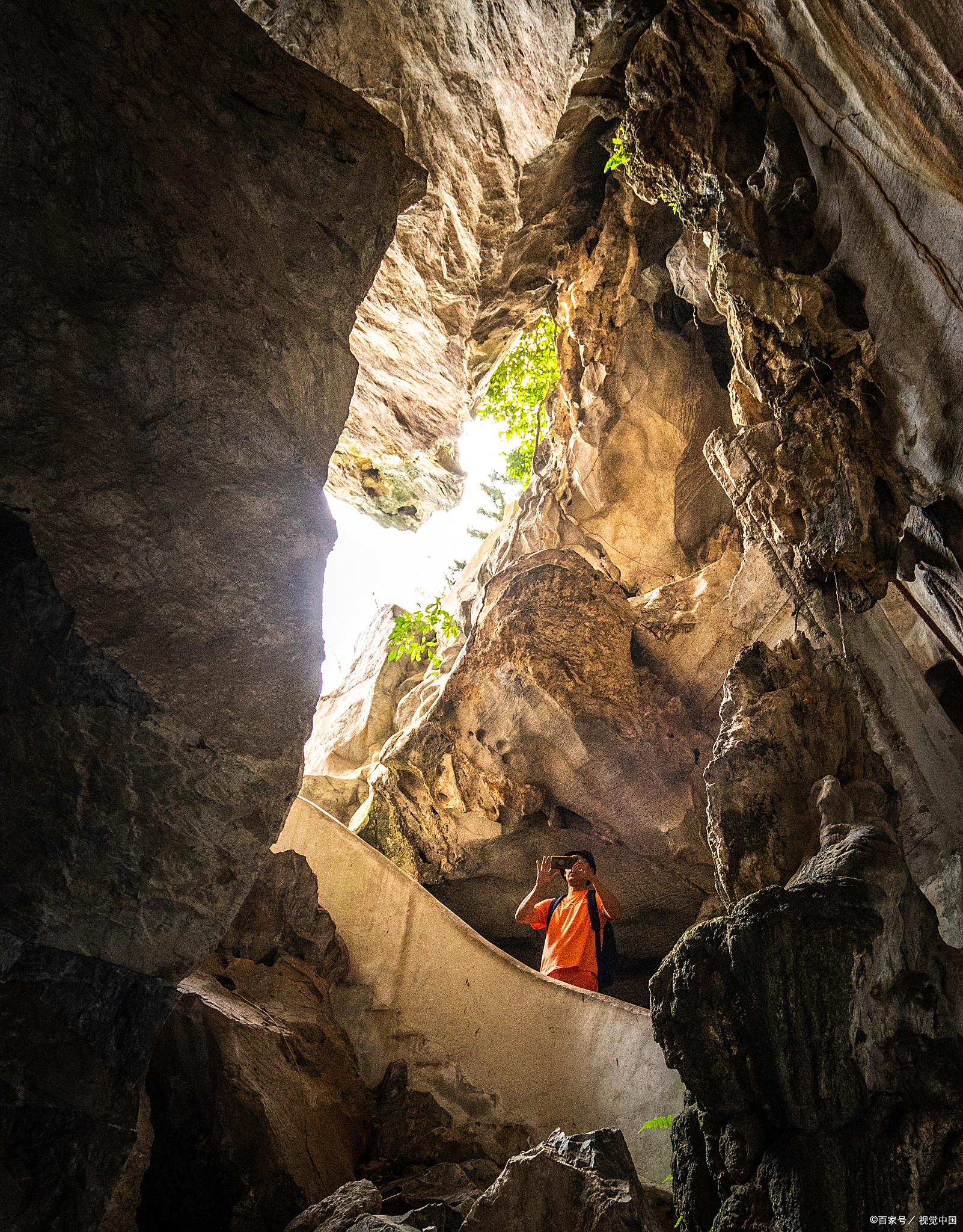 【山城之外,重庆周边秘境全揭秘:天坑奇观,三峡柔情