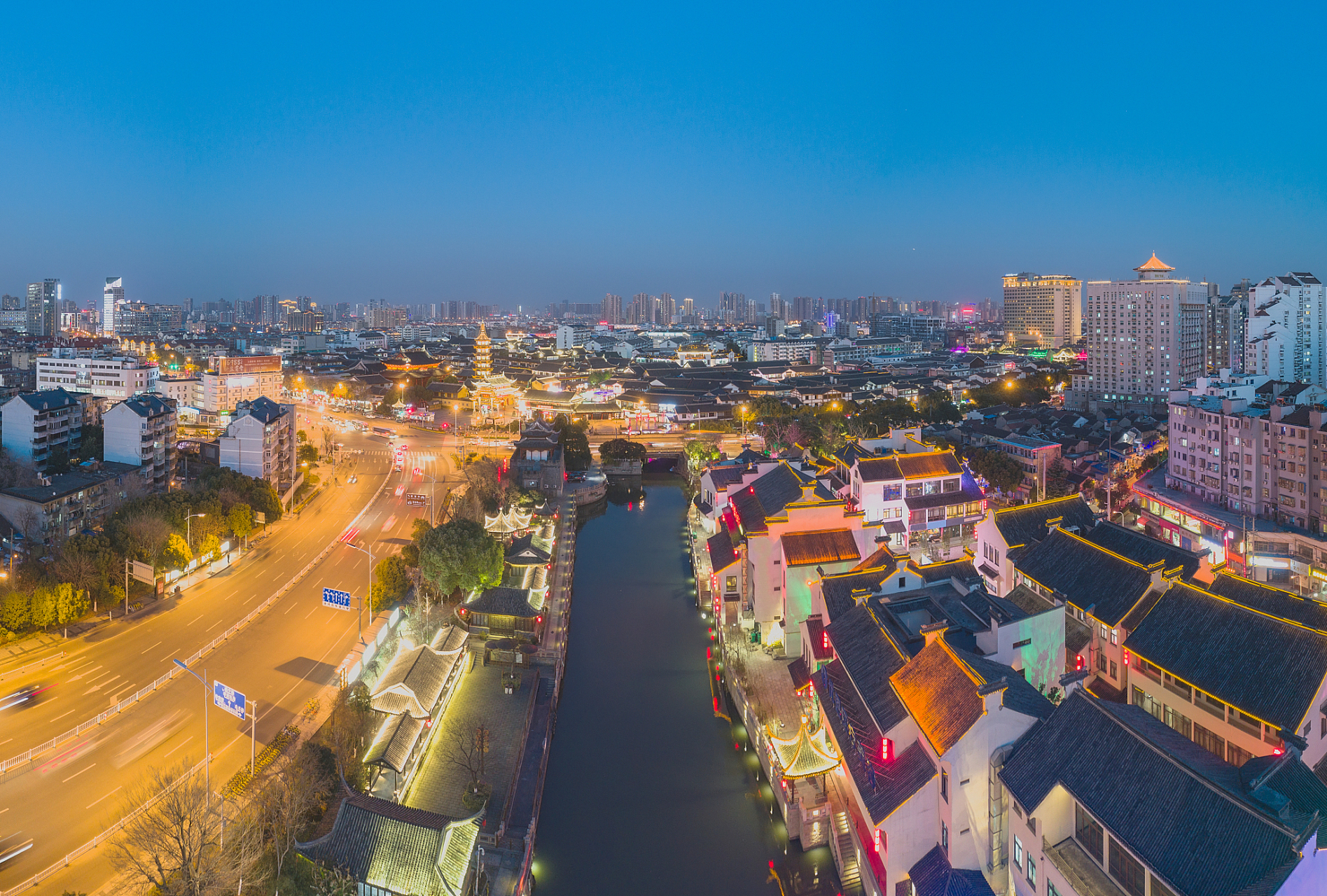 夏日闪光旅行家# 泰州,这座被誉为"水城慢生活"的城市,以其宁静的
