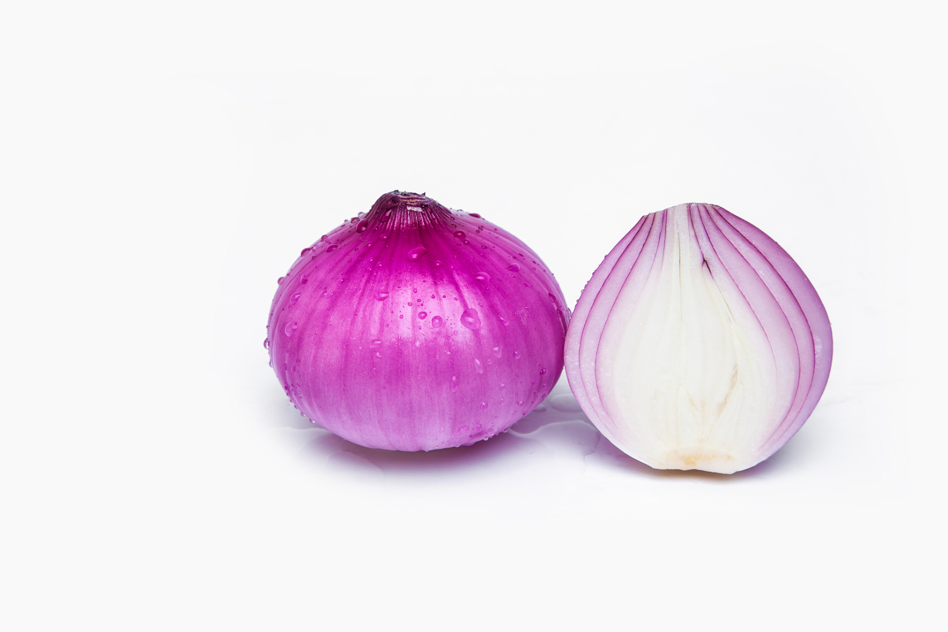 洋葱是百合科葱属的多年生草本植物,鳞茎呈球形或卵圆形,外皮有紫色