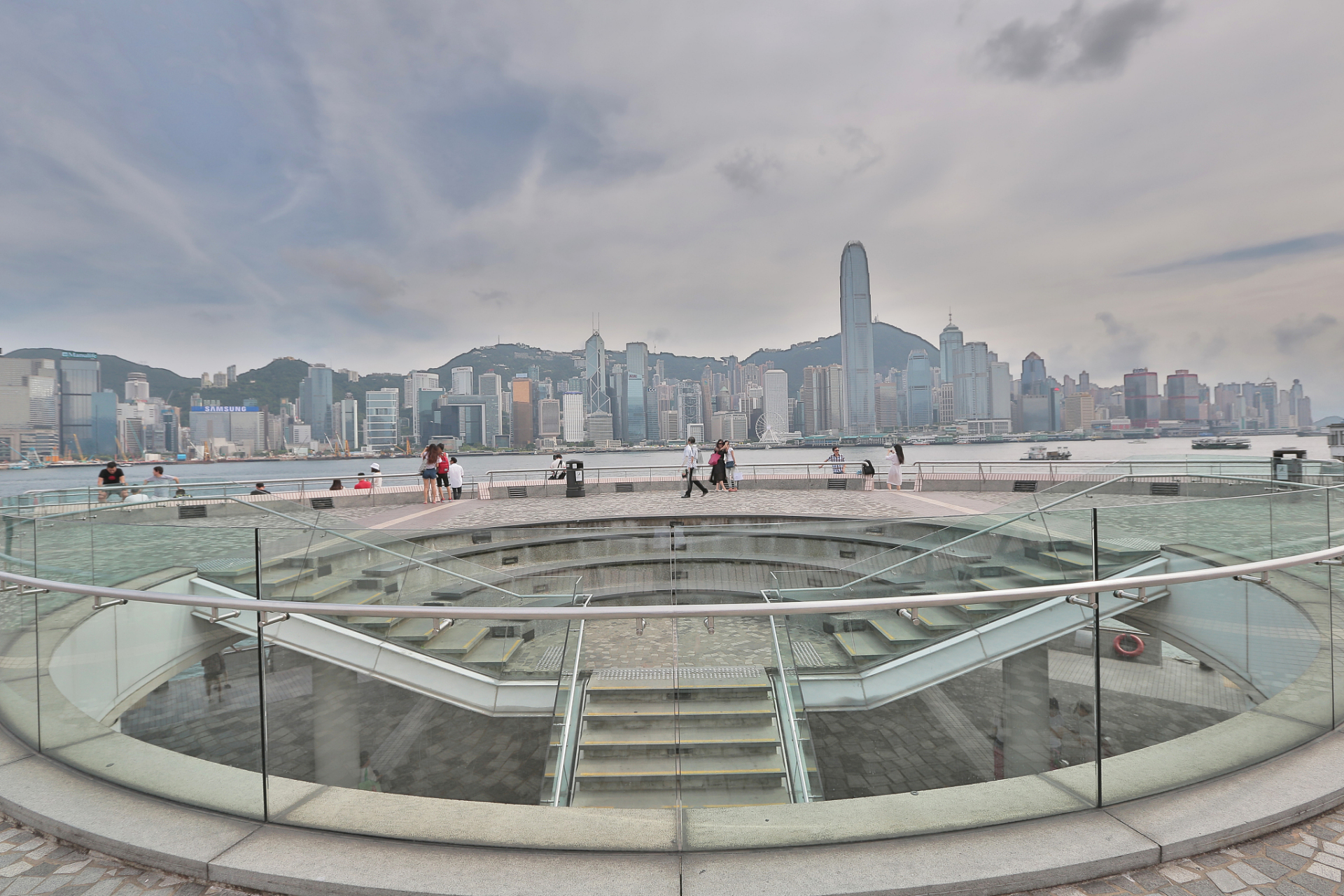 香港岛最高山峰,太平山顶广场,不仅是俯瞰维多利亚港夜景的绝佳去处