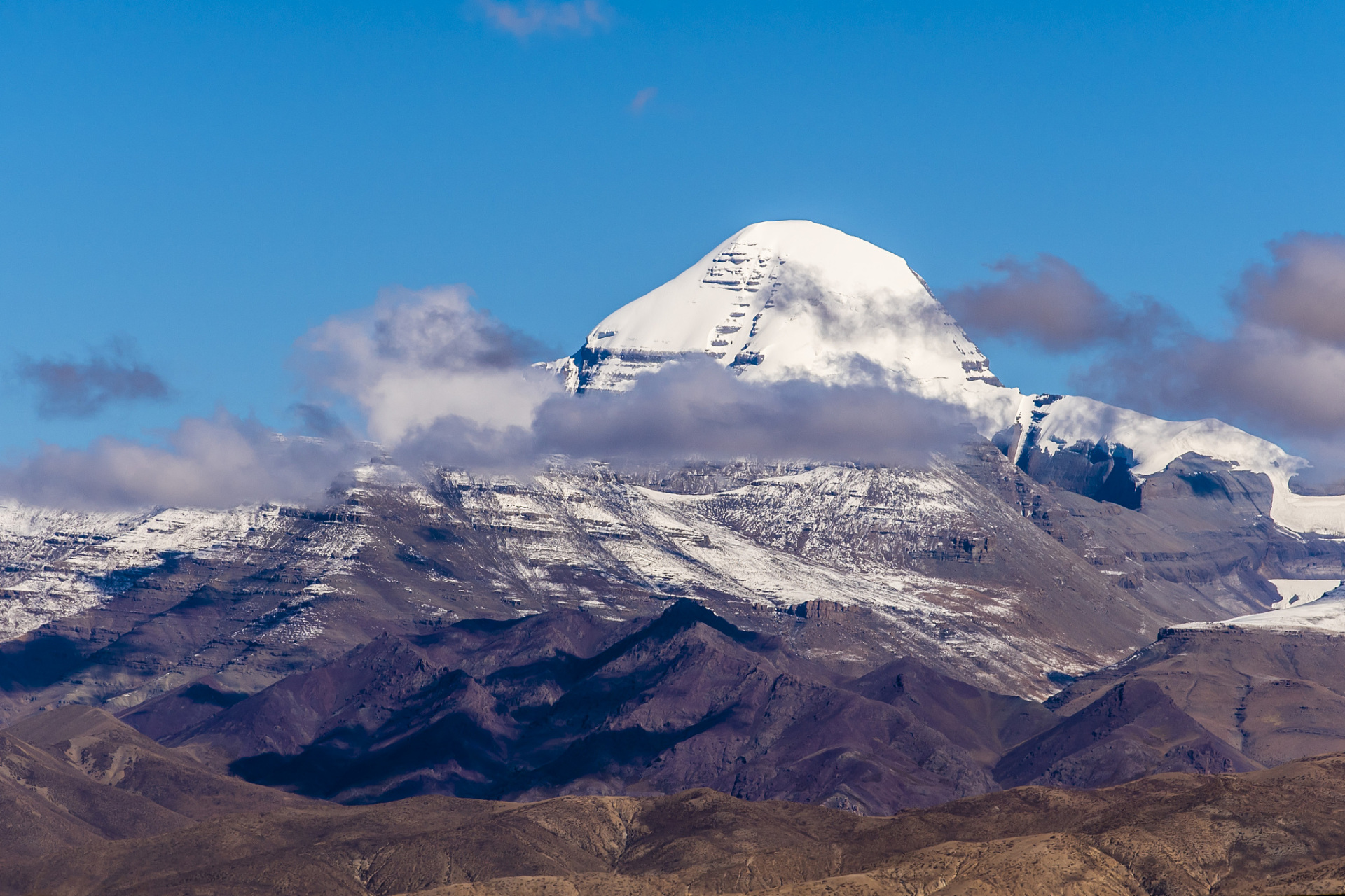 冈仁波齐,冈底斯山的巅峰,坐落在阿里地区普兰县北部的八嘎乡.
