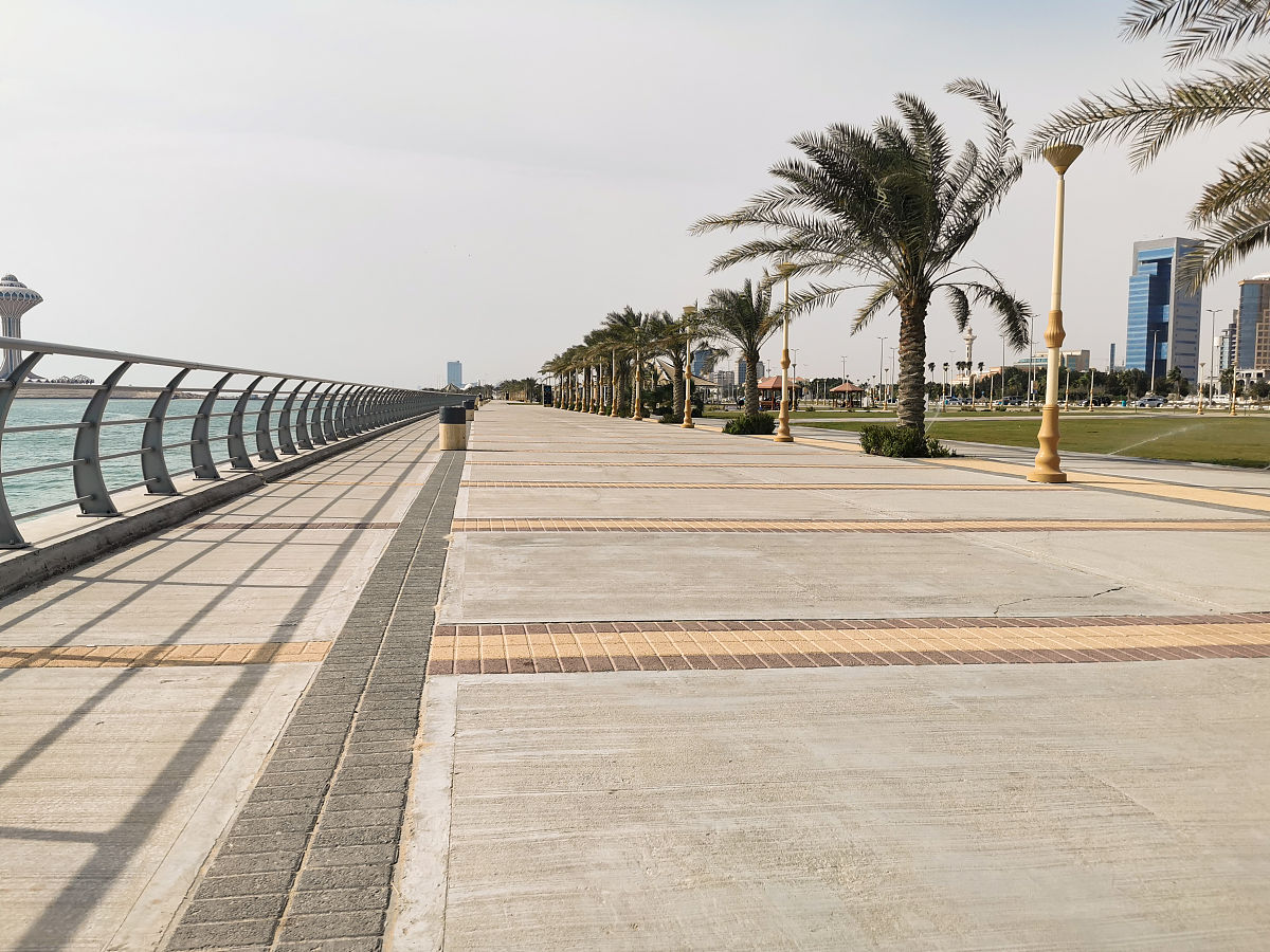 汕头的濠江区夏天的海滨长廊是否别具风情?