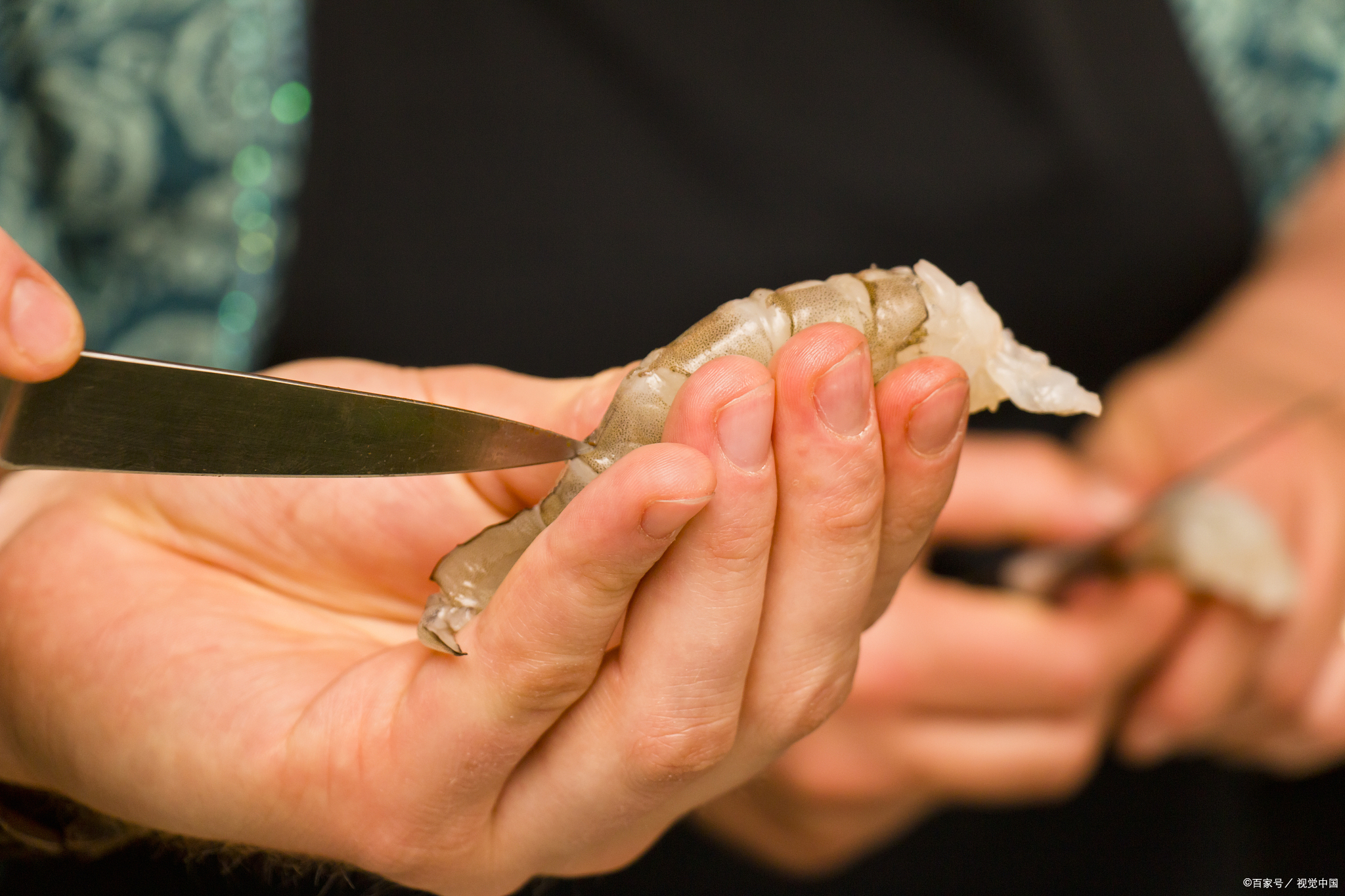 虾怎么去壳和虾线  去掉虾壳和虾线是处理虾的基本技能,这样可以让虾