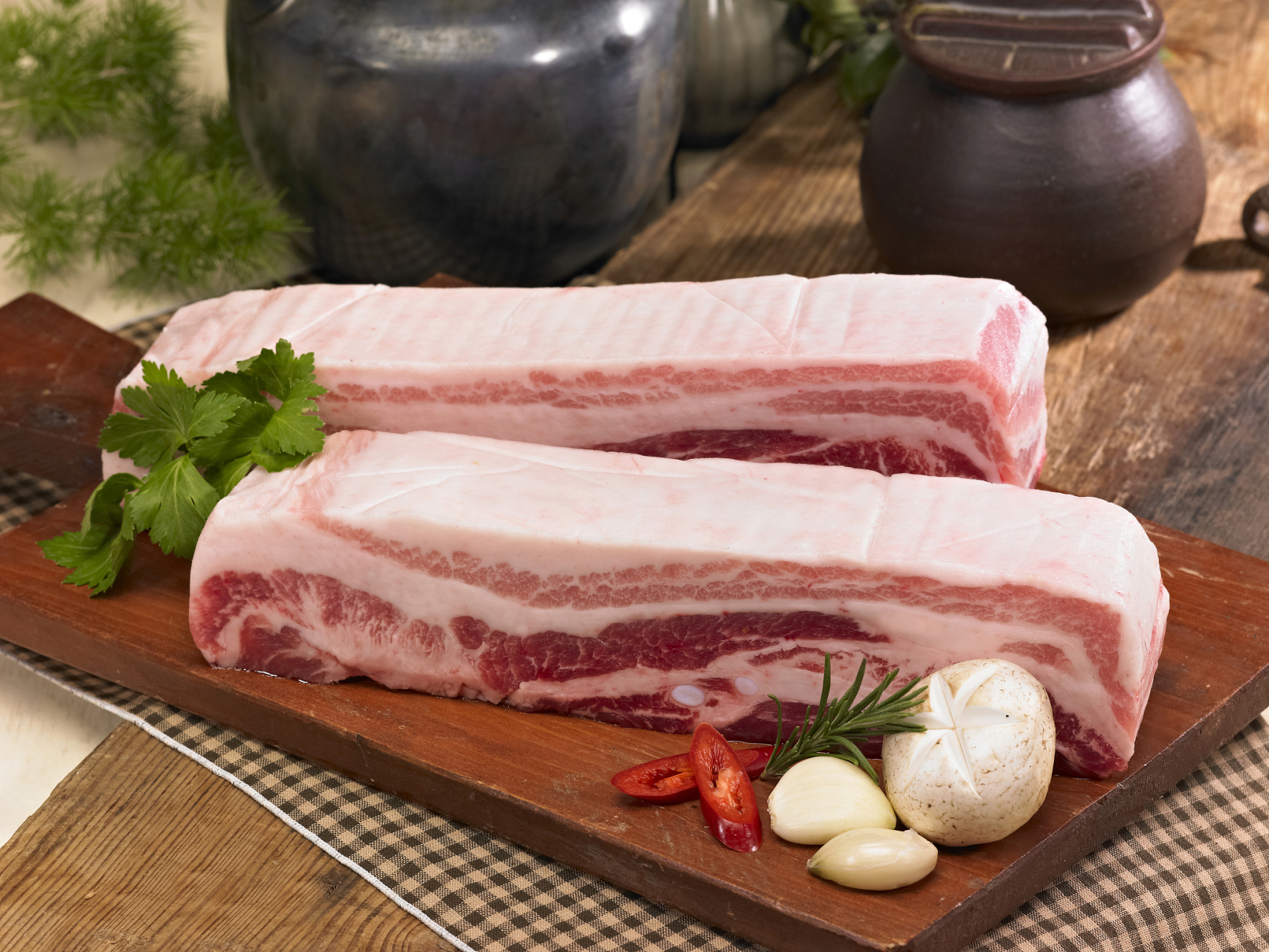 老屠夫教你技巧,猪肉新鲜肉质好  买猪肉要看颜色,新鲜的猪肉颜色是淡