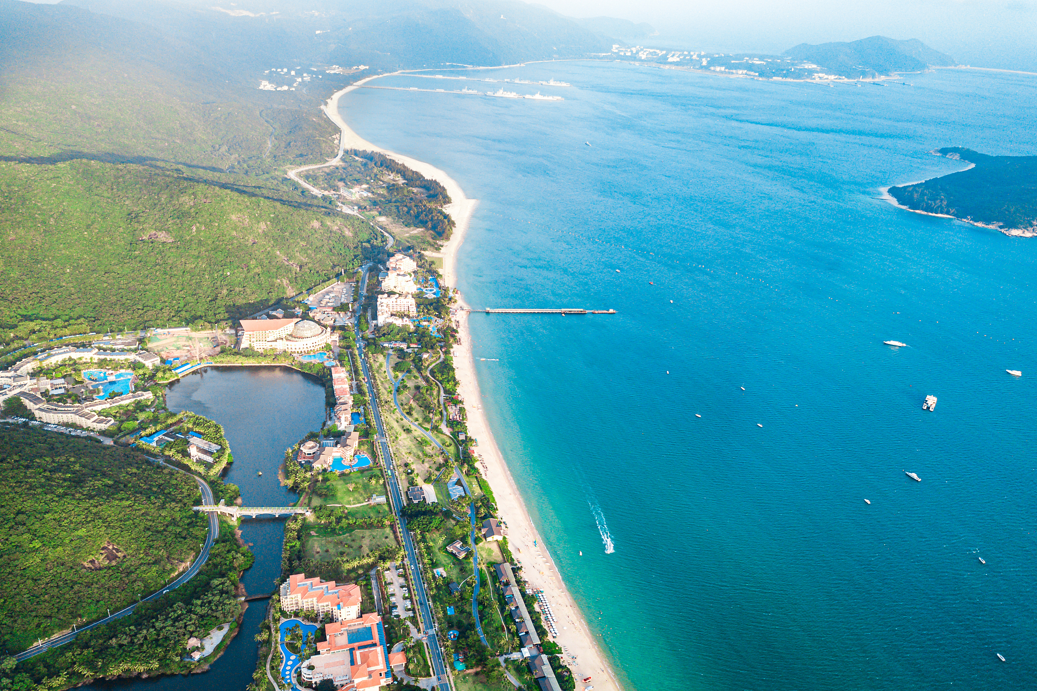 天涯海角,亚龙湾,鹿回头山顶公园,蜈支洲岛等景点各具特色,适合度假