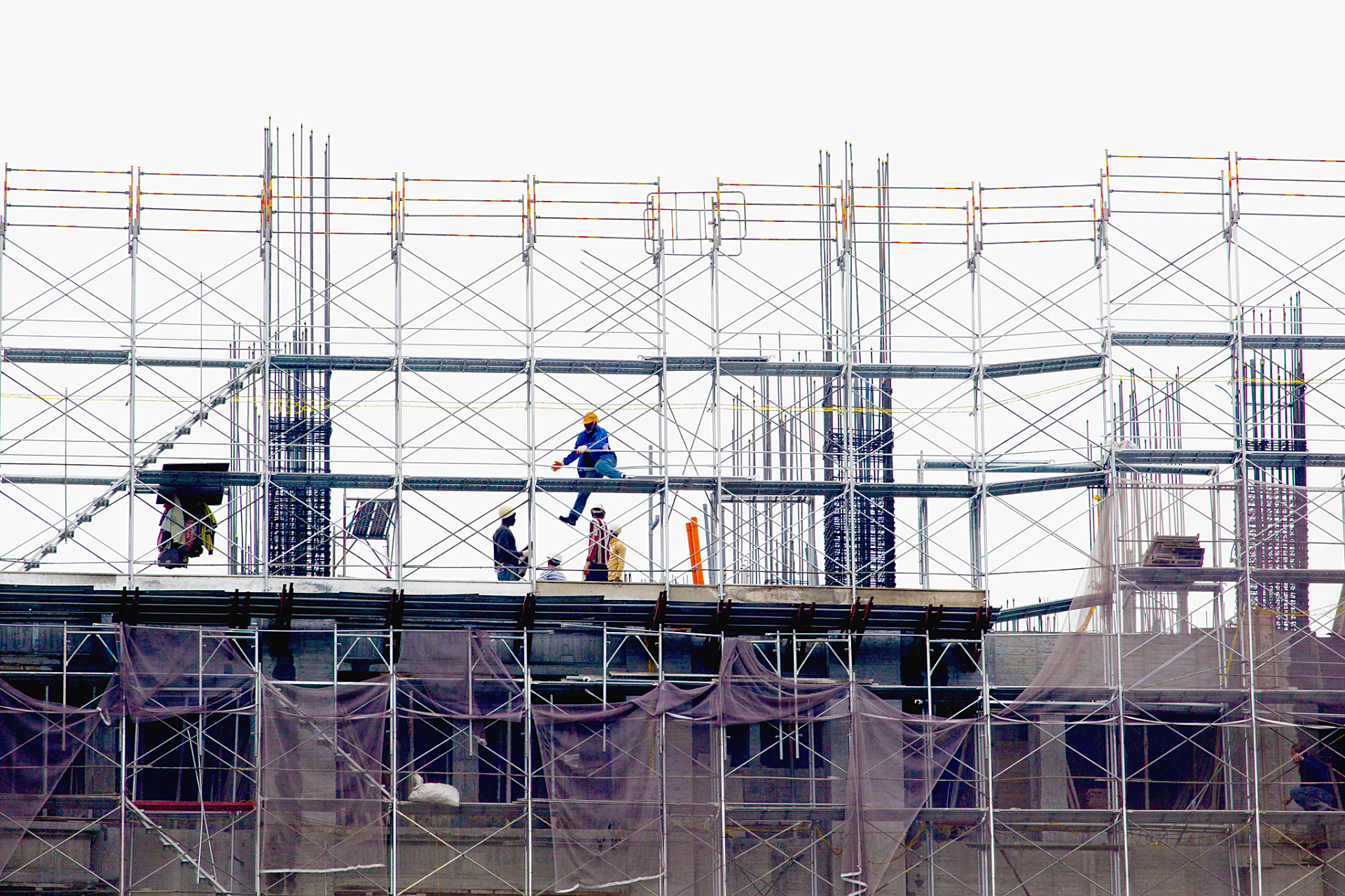 门式钢管脚手架搭设完成后混凝土浇捣安全技术交底内容: 1.