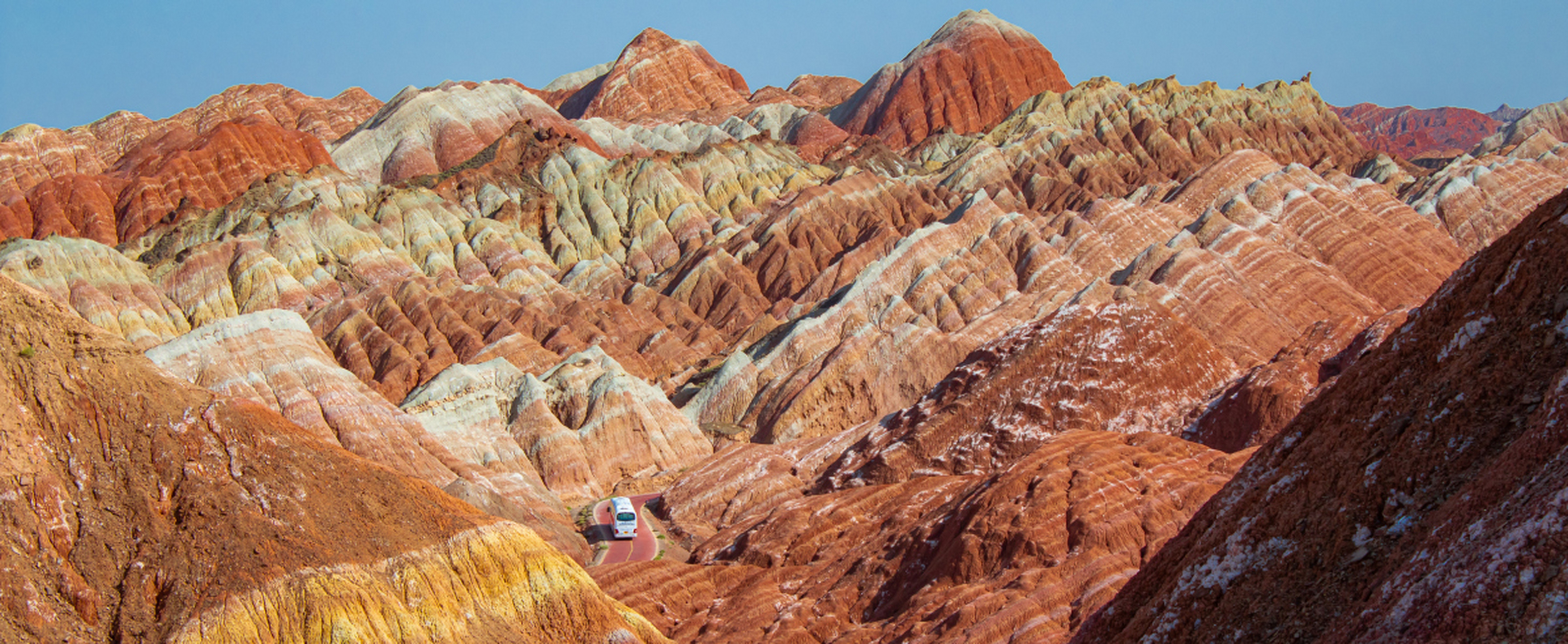 在晴朗的天空下,山脉犹如火焰般燃烧,令人震撼.