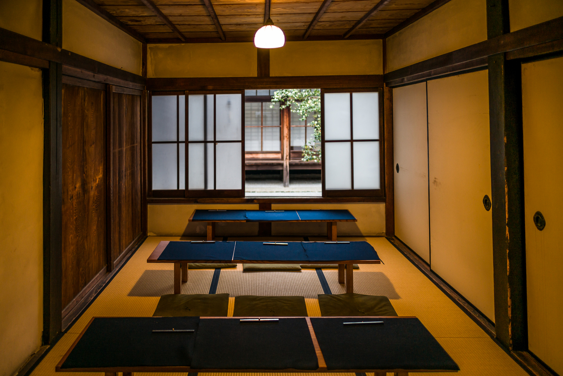 这与茶道精神相符,侧重内心修养,不求外在华丽.