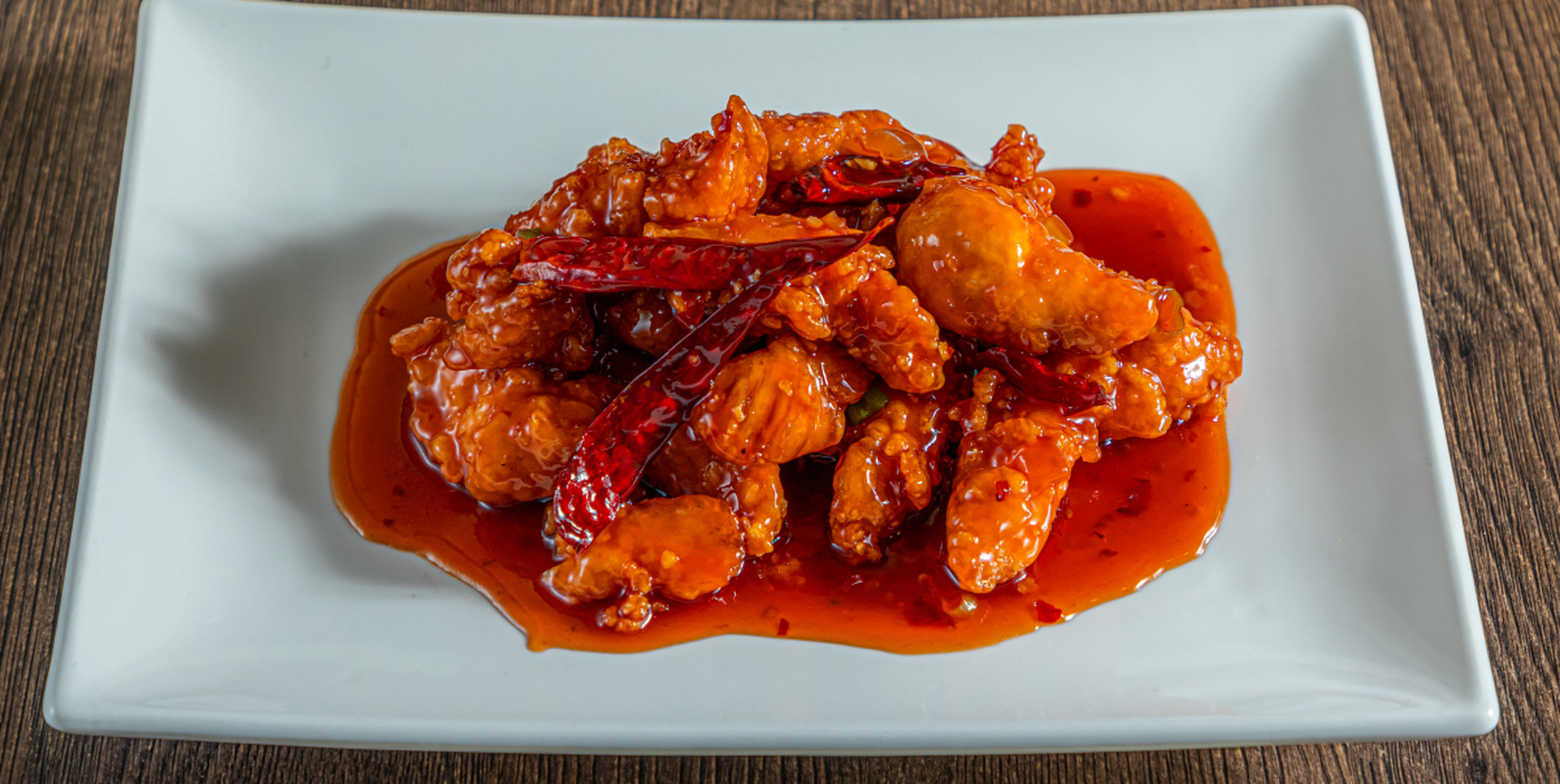 那时候,桌上摆满了各式各样的重庆美食,可我就是被那盘色泽诱人,麻辣